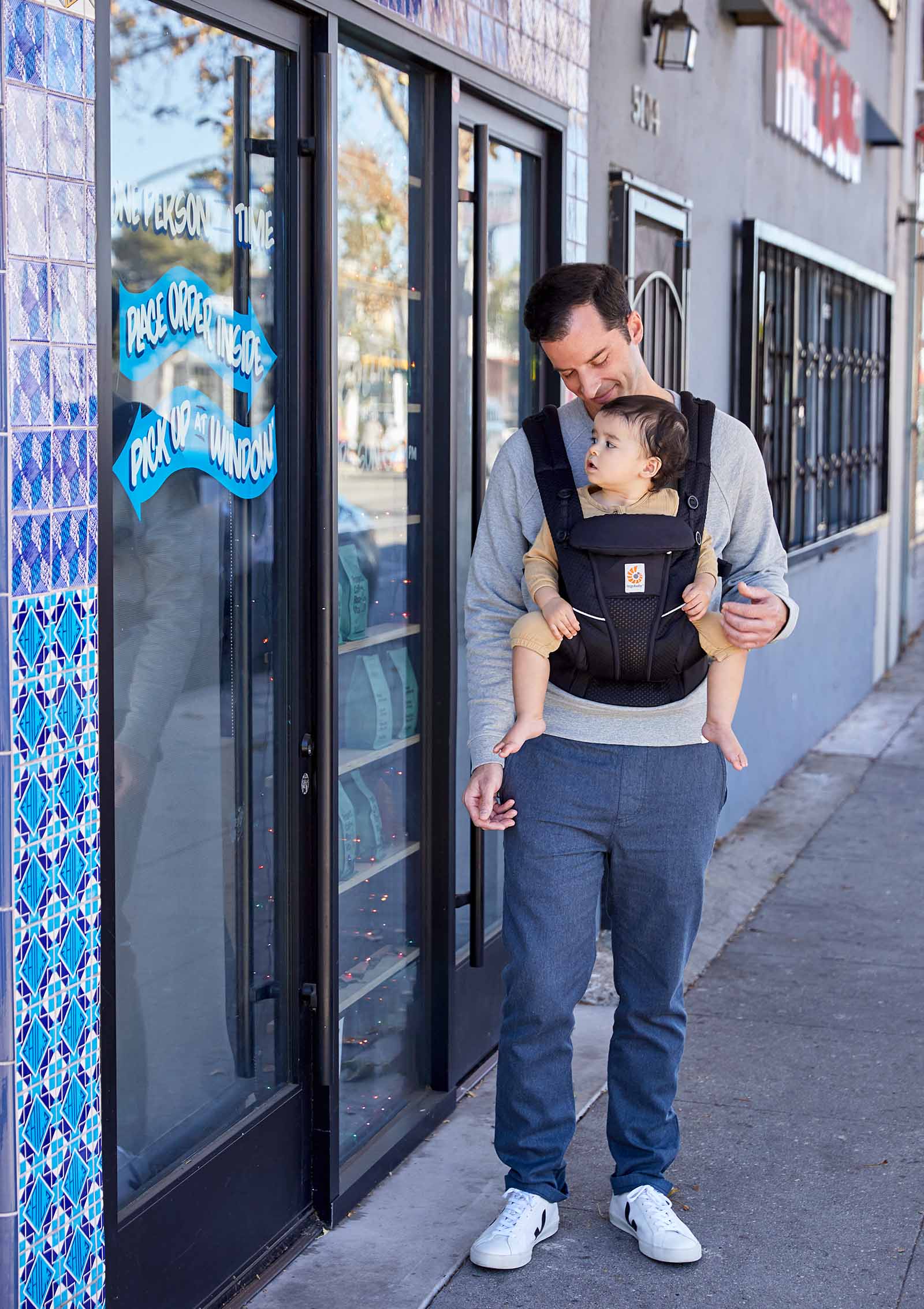 2025 Omni Breeze Babytrage – Onyxschwarz