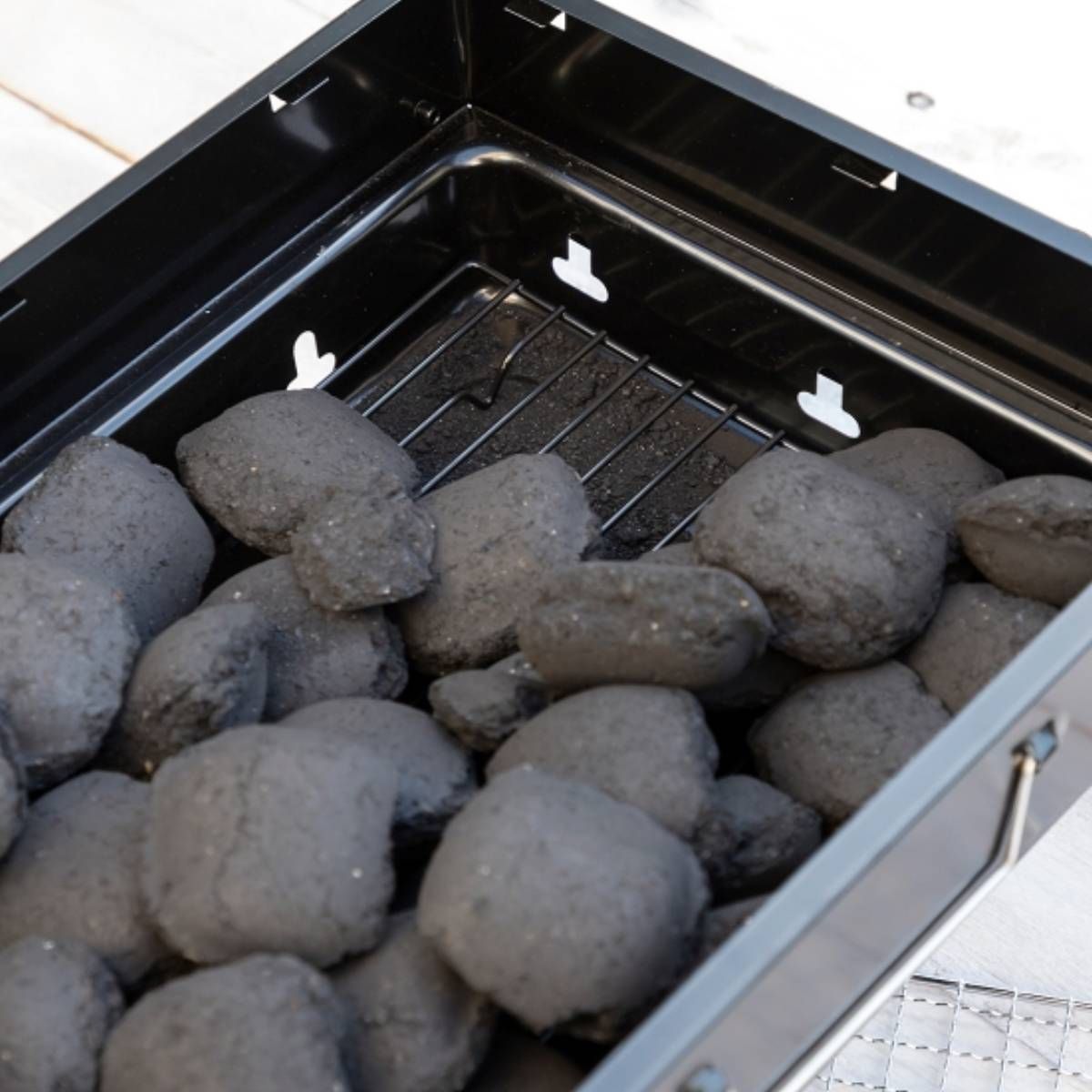 Innovagoods Tragbarer, faltbarer Holzkohlegrill 35x27cm 2 Personen (Eisen)