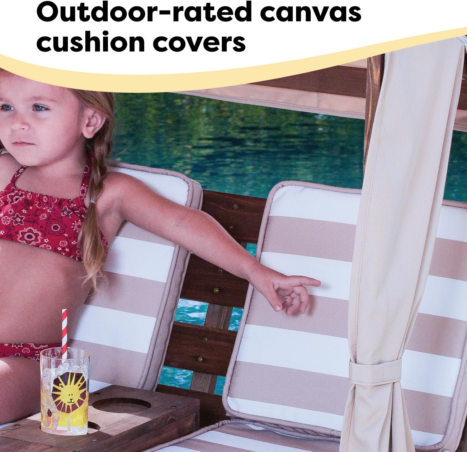 KidKraft dobbelt liggestol i træ til børn med kopholdere. Havemøbler til børn. Honningfarvet med marineblåt og hvidt stribet stof. Gave til børn i alderen 3-8 år.