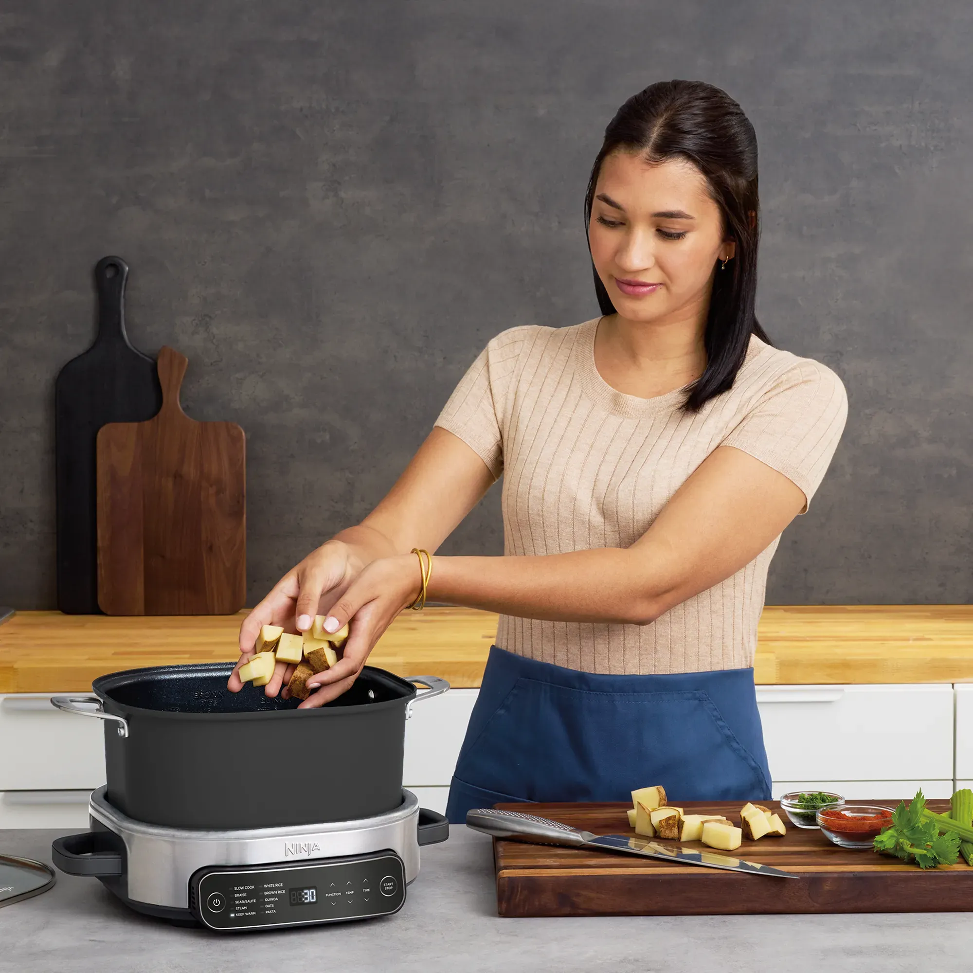 2025 Descubre el Ninja® Foodi® PossibleCooker™ Pro – el PossibleCooker™ versátil para el día a día. que reemplaza 10 aparatos y utensilios de cocina.