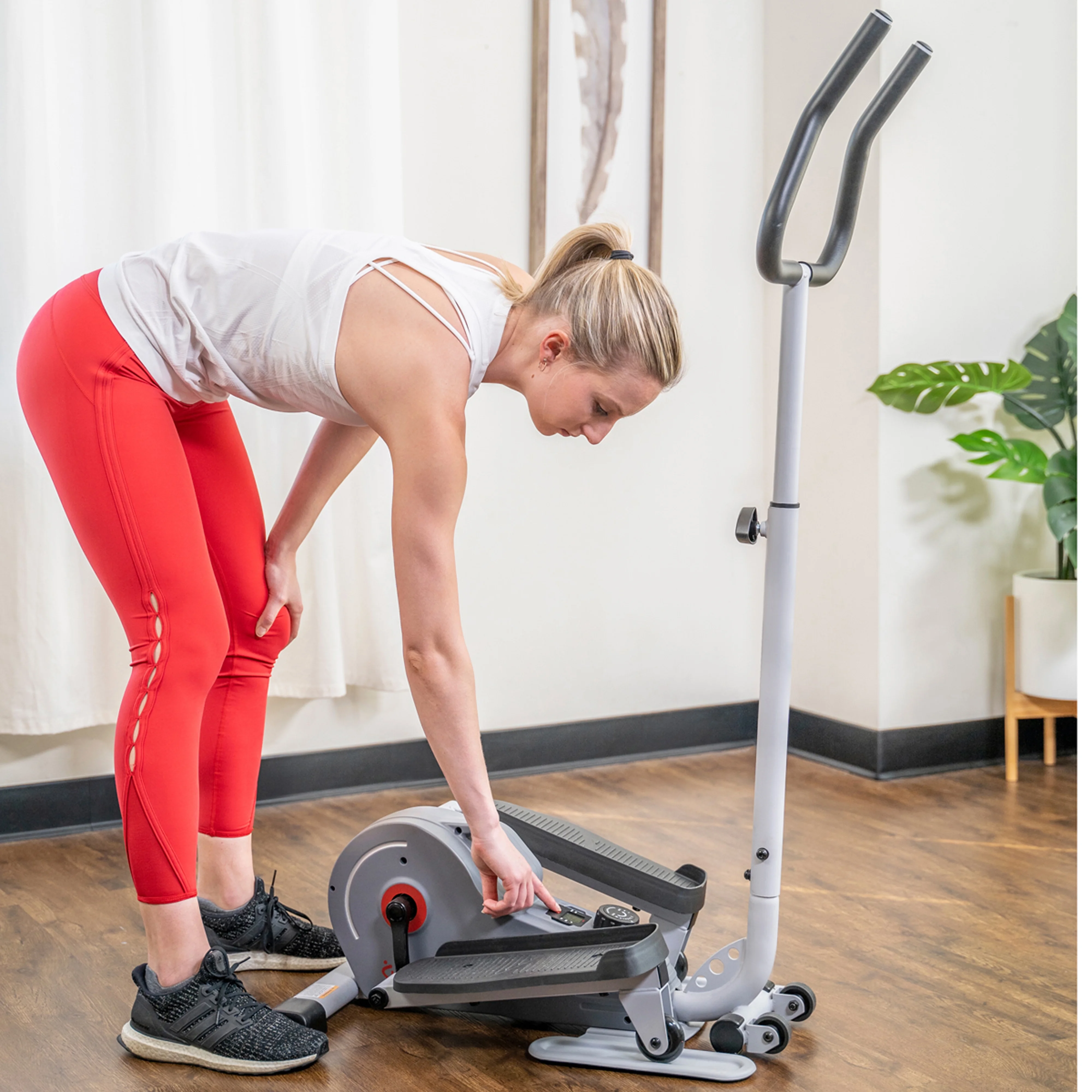 Sunny Health & Fitness Kompakt magnetisk elliptisk træner med styr – Bærbar stepmaskine til hjemmetræning. Model SF-E3988.