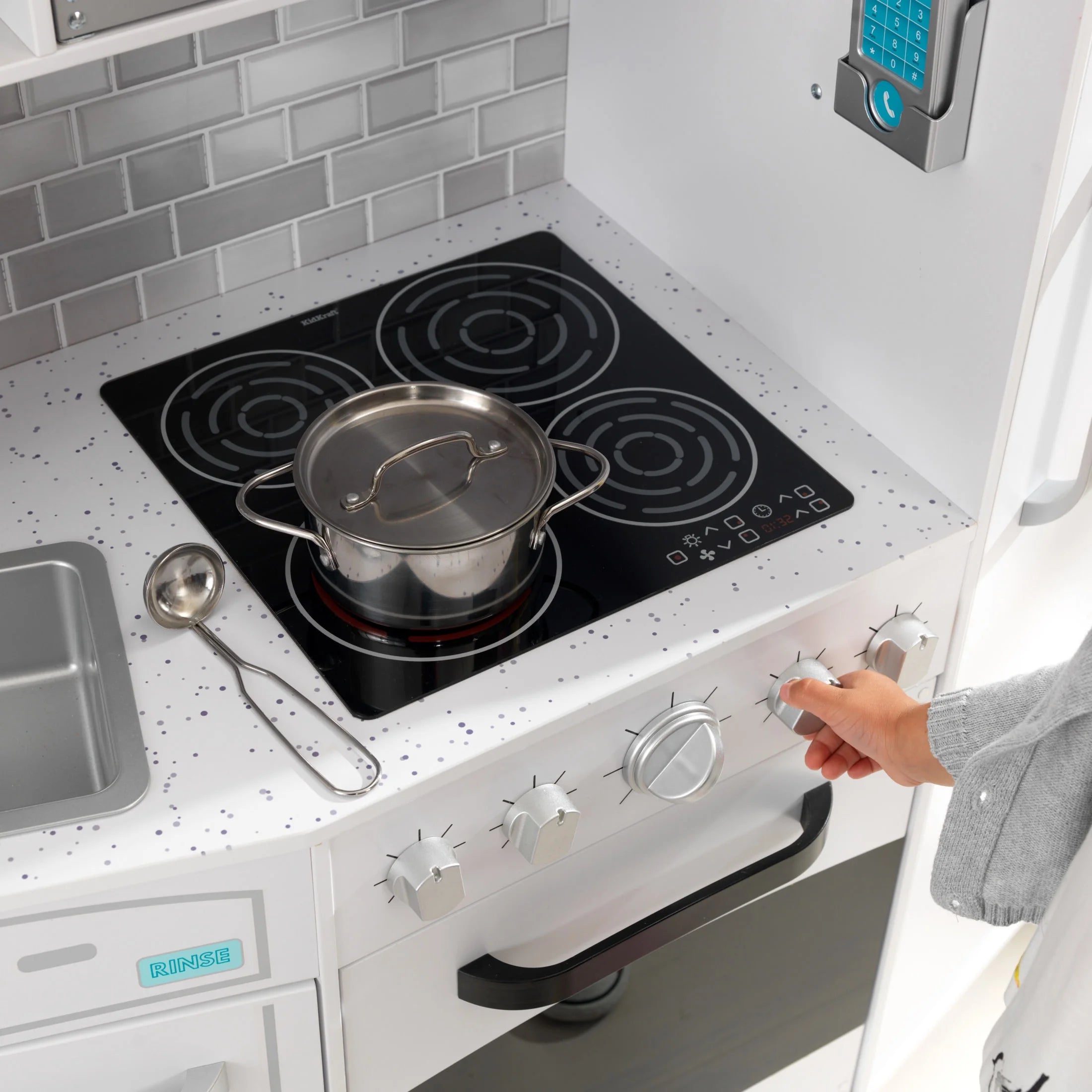 KidKraft Große Spielküche aus Holz mit Licht & Sound, Eiswürfelbereiter, Spieltelefon – Weiß