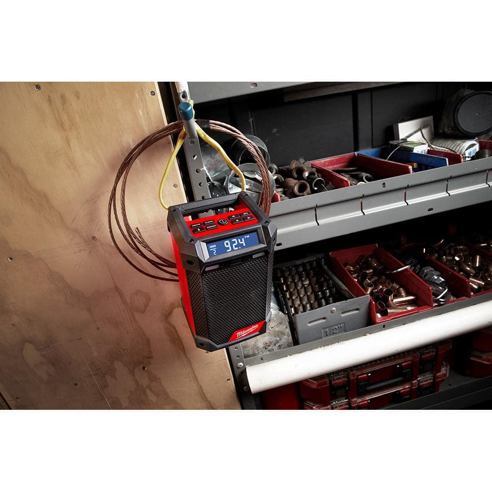 Milwaukee M12 12-Volt-Funk-Baustellenradio mit Bluetooth/AM/FM und Ladegerät 2951-20