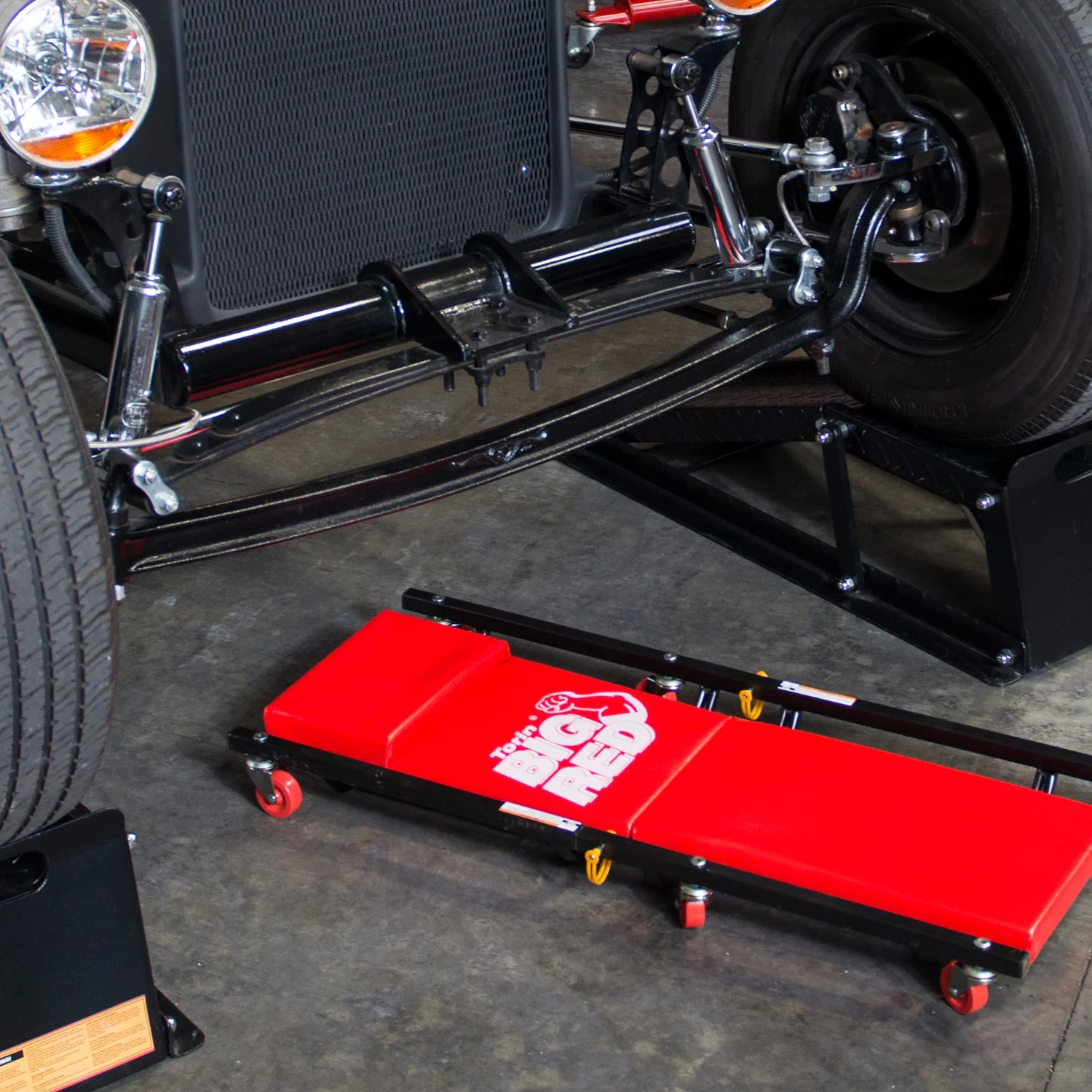 Cric hydraulique BIG RED de 2 tonnes avec 2 vérins et chariot roulant. Couleur rouge. Modèle W8200.