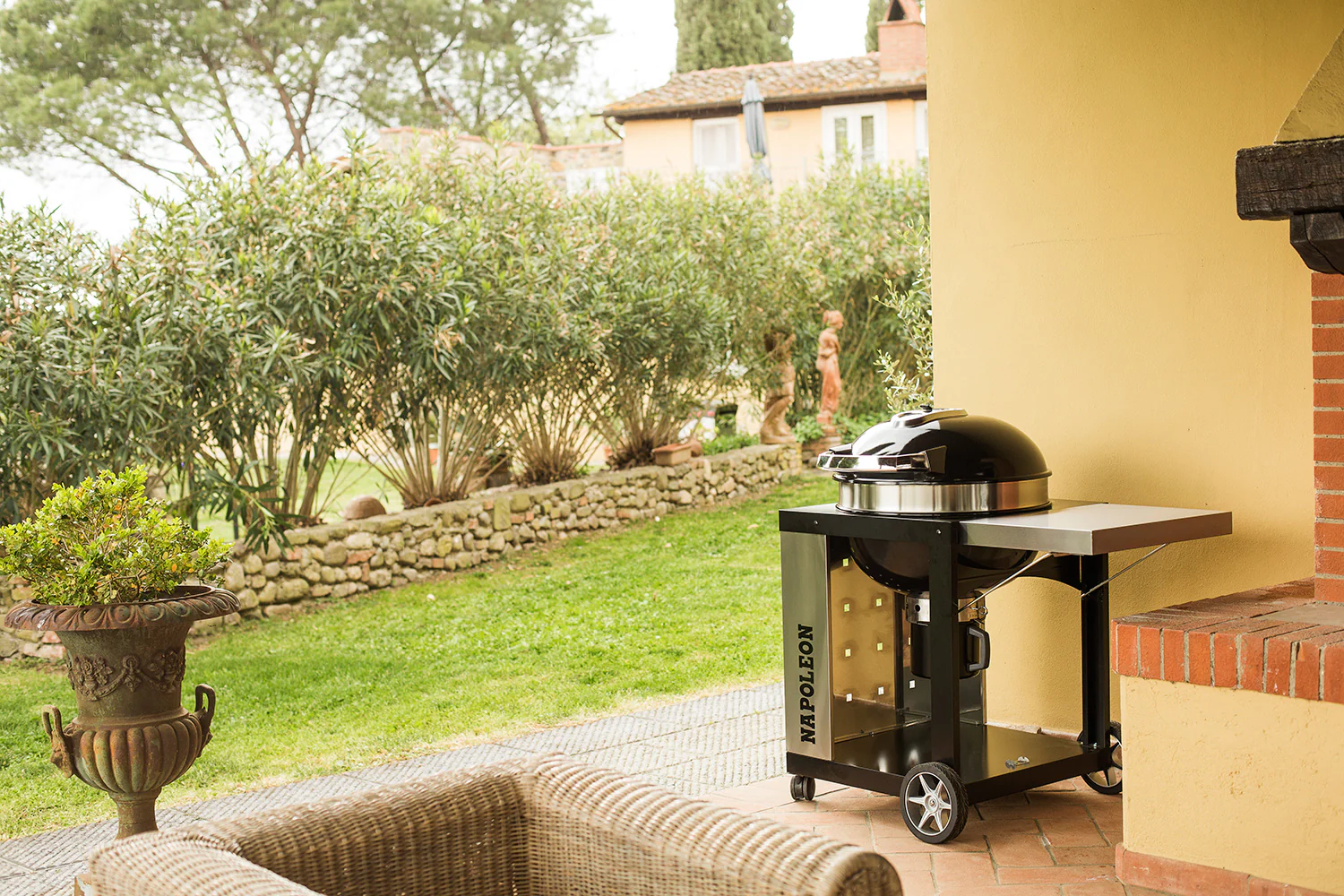 Napoleon Kugelgrill 2025 (Ø 57 cm) mit Wagen