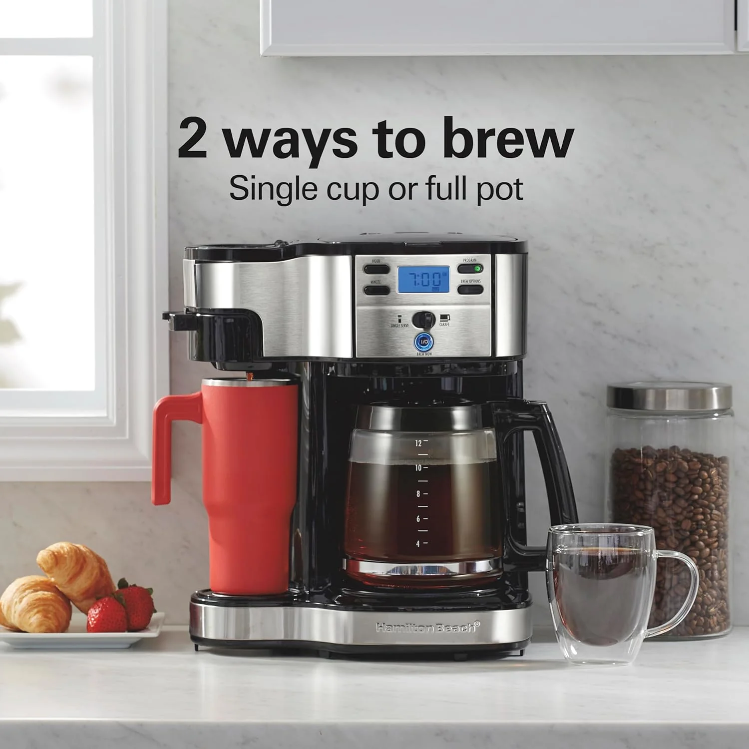 Cafetière à filtre programmable Hamilton Beach 2-en-1 (2025). Capacité : 12 tasses. Carafe en verre. Fonction pause et service automatiques. Couleur : Noir (49980R).