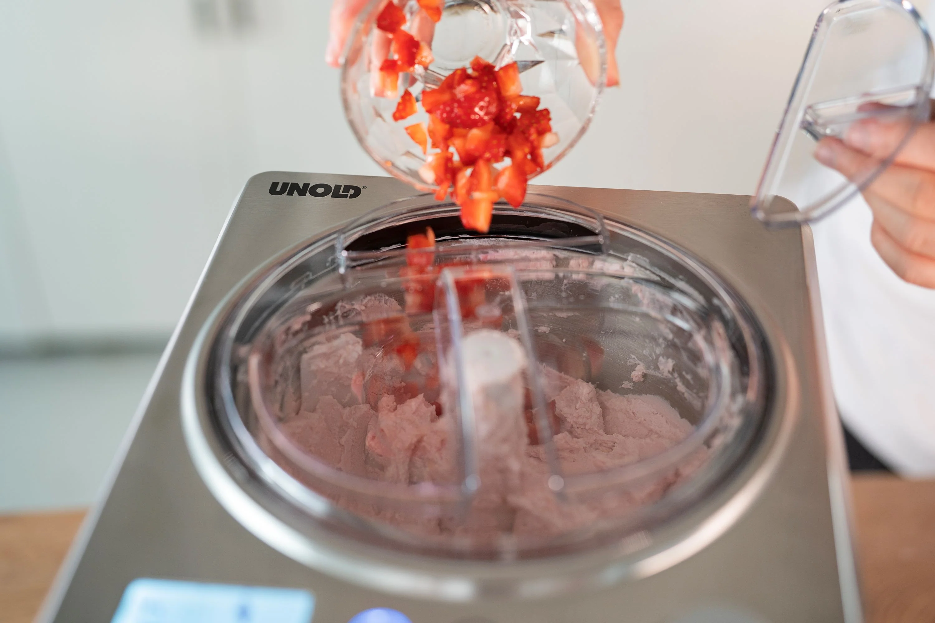 Eiswürfelbereiter 2025 Professional – 2,5 l Fassungsvermögen. Schnelle und cremige Eiswürfel für den professionellen und privaten Gebrauch.