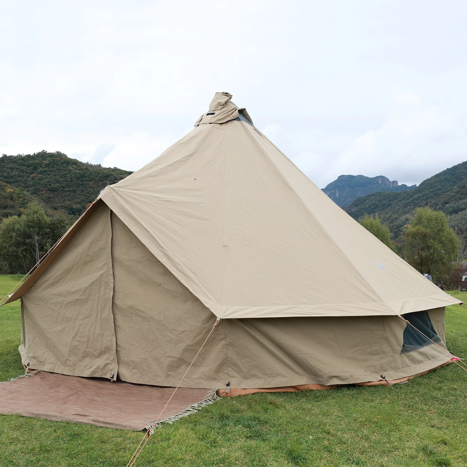 KingCamp Khan 400 (Modelljahr 2025) – Geräumiges Tipi-Zelt für 6 Personen. Aus technischem Baumwollmischgewebe. Flexible Belüftung und schneller Aufbau.