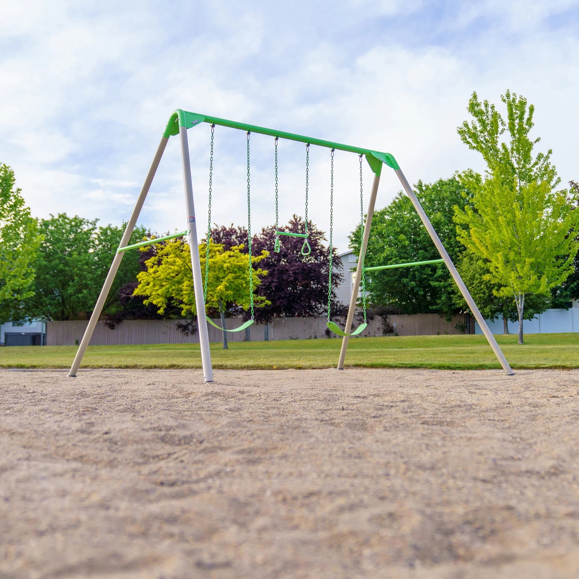 2025 Lifetime børnegyngesæt i metal med 2 gynger med stropper og trapezstang – 2,7 meter (91206)