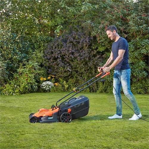 BLACK+DECKER Fahrrad-Rasenmäher, 1600 W, 38 cm Schnittbreite, E-Antrieb, EdgeMax und SoftTouch, 6 Schnitthöhen, 45-Liter-Fangbehälter, BEMW471BH