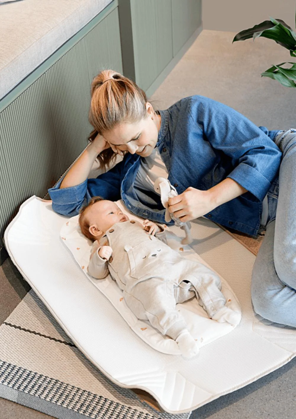 Babytrage „Carry Me“ (Modelljahr 2025), Farbe: Nebelgrün-Creme