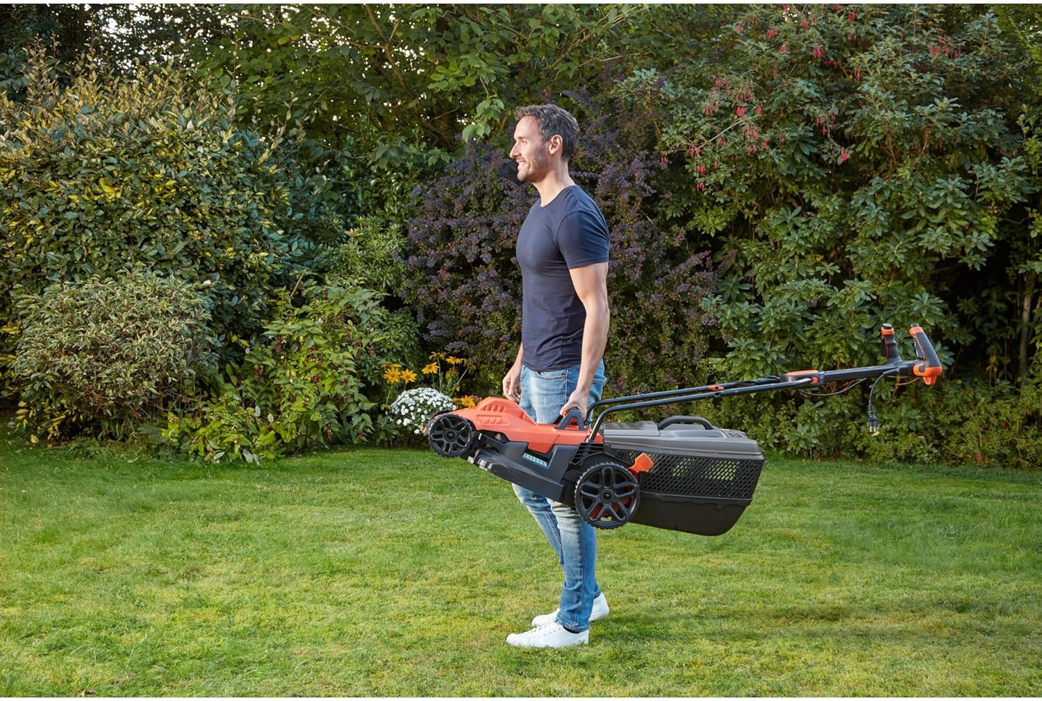 BLACK+DECKER BEMW471ES, 1600-W-Elektrorasenmäher, 38 cm Schnittbreite, 6 einstellbare Schnitthöhen (20, 30, 40, 50, 60 und 70 mm), EASYSTEER 3-Positionen-Griff