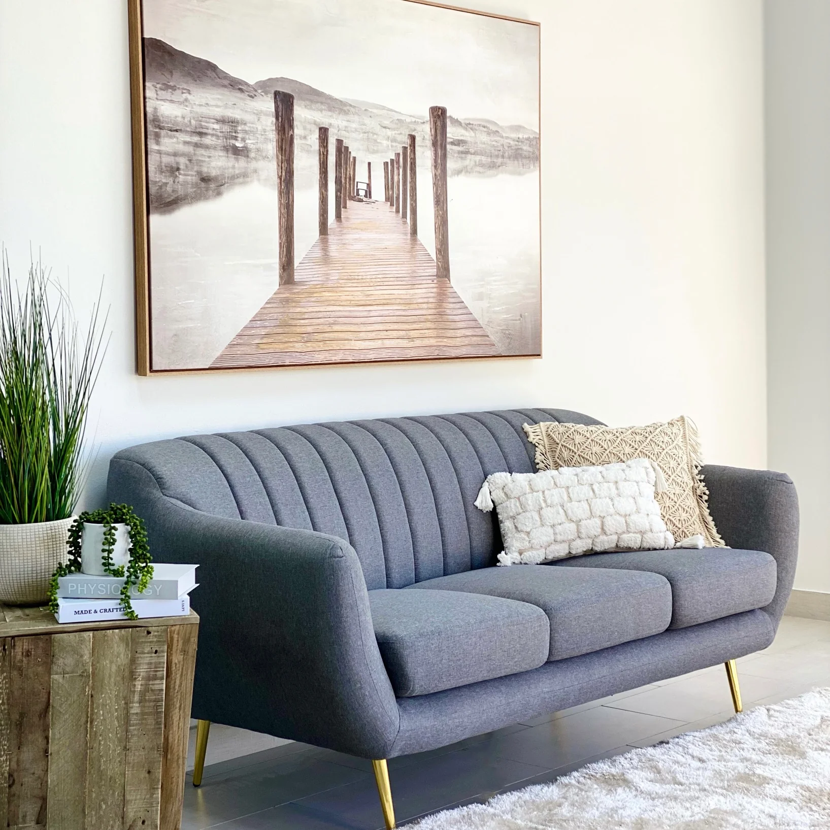 Sofa in Erntegrau mit goldenen Beinen