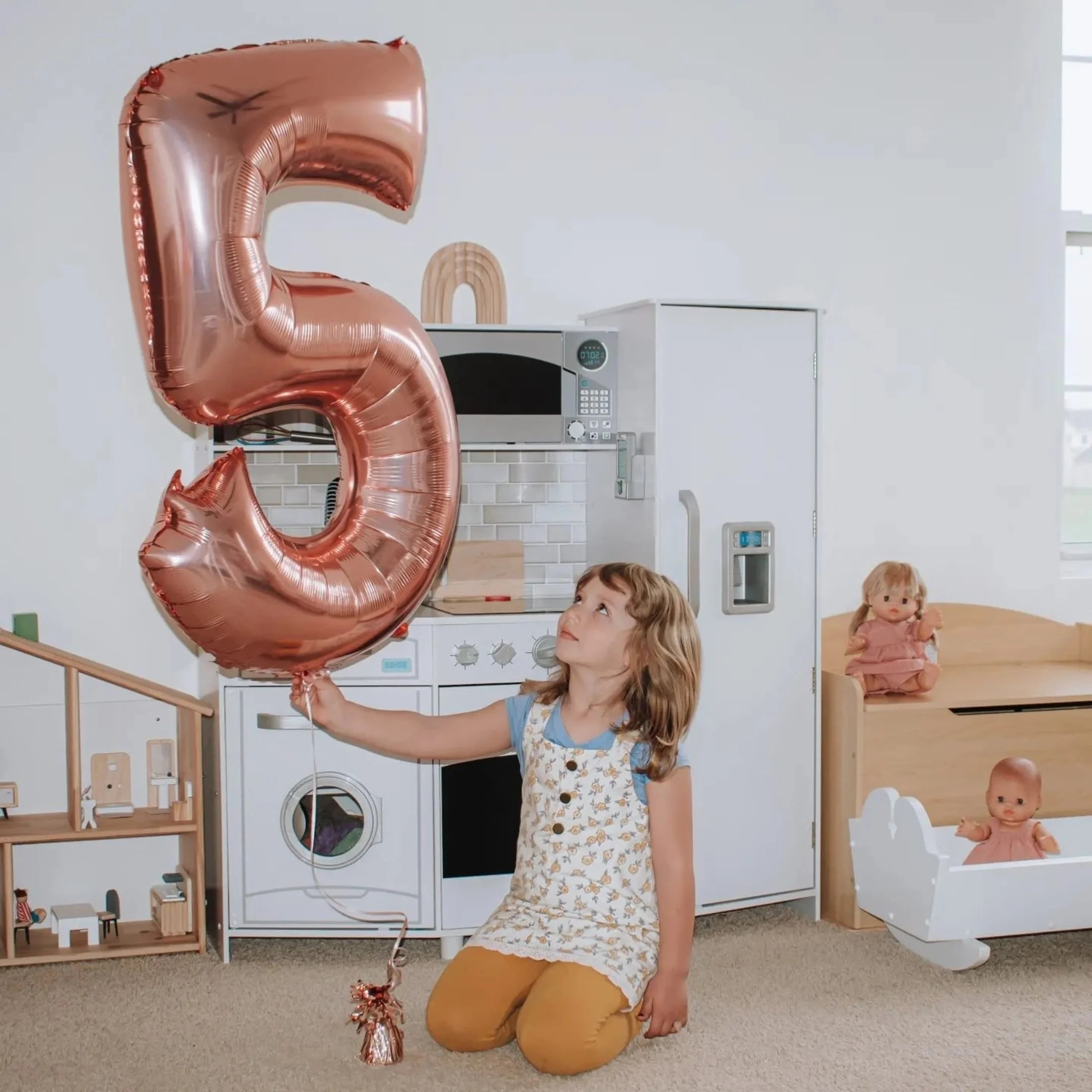 KidKraft Große Spielküche aus Holz mit Licht & Sound, Eiswürfelbereiter, Spieltelefon – Weiß