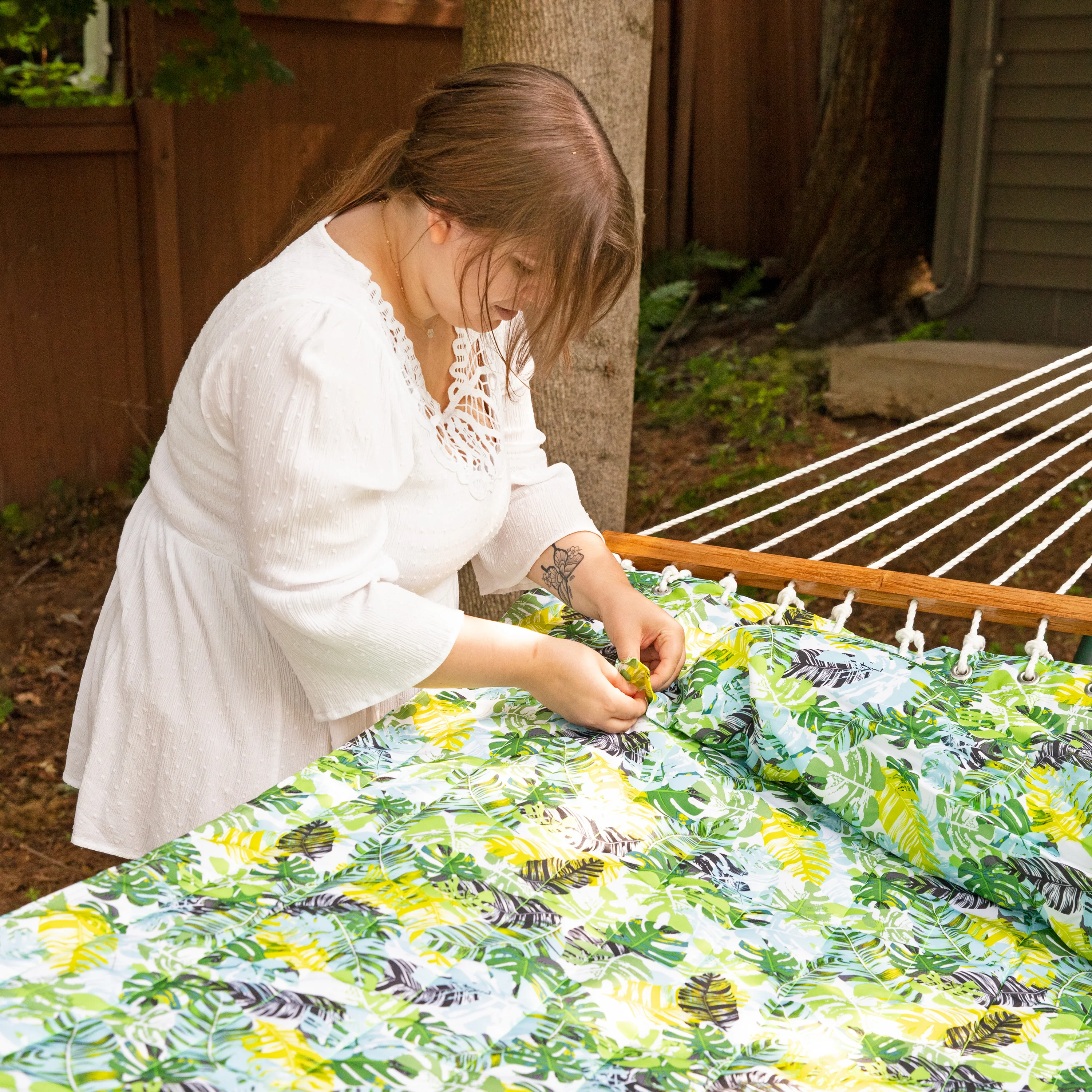 2025 Stofhængekøje med udtrækkelig stang og pude til 2 personer Sunnydaze