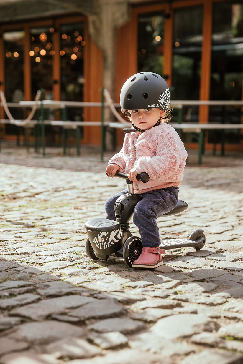 Trottinette 2-en-1 Scoot & Ride Highwaykick 1 Lifestyle avec siège (modèle 2025). Pour les enfants de 1 à 5 ans. Modèle avec compartiment de rangement.