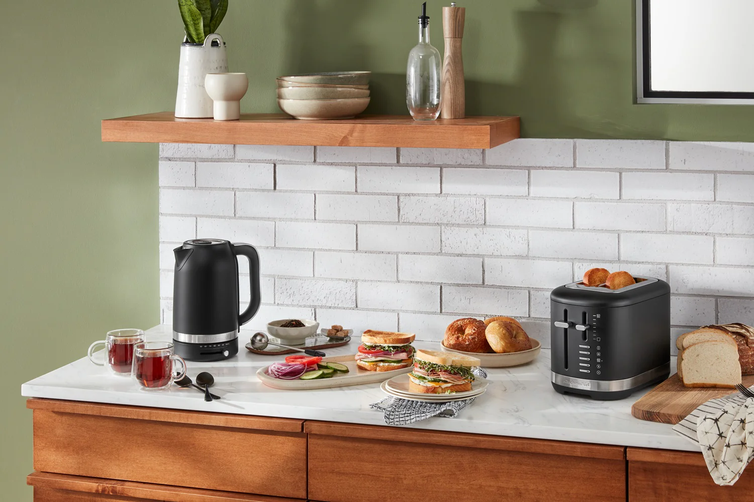 KitchenAid Frühstücksset 2025 mit Wasserkocher 5KEK1701, 2-Schlitz-Toaster 5KMT2109 und Brotwärmer
