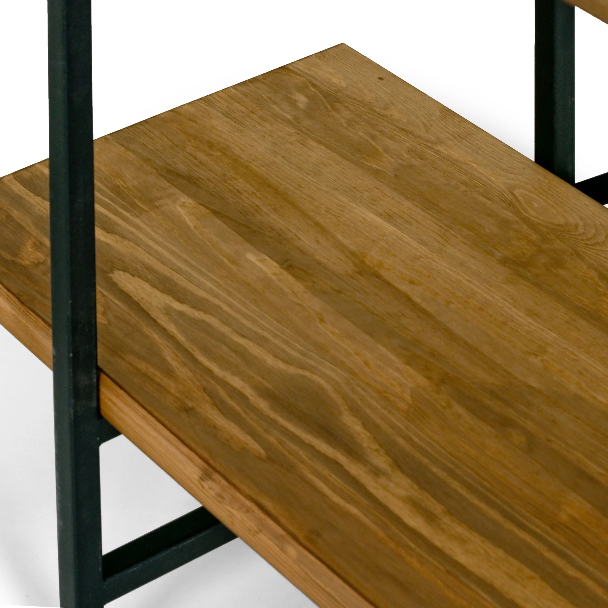 2025 Ailis 142 cm bogreol. Sort metalramme med 3 rummelige brune fyrretræshylder – alsidig bogreol til stuen.