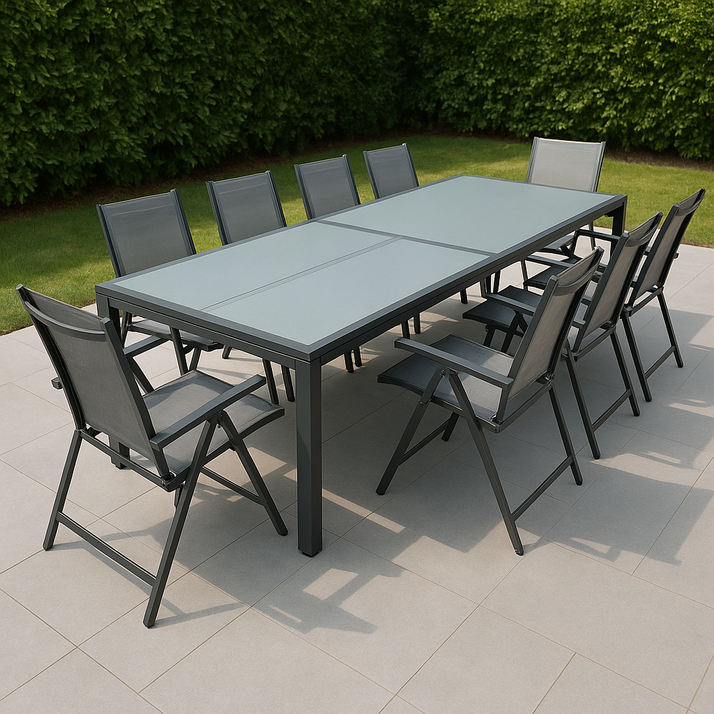 Ensemble table et chaises de jardin en aluminium gris texturé.
