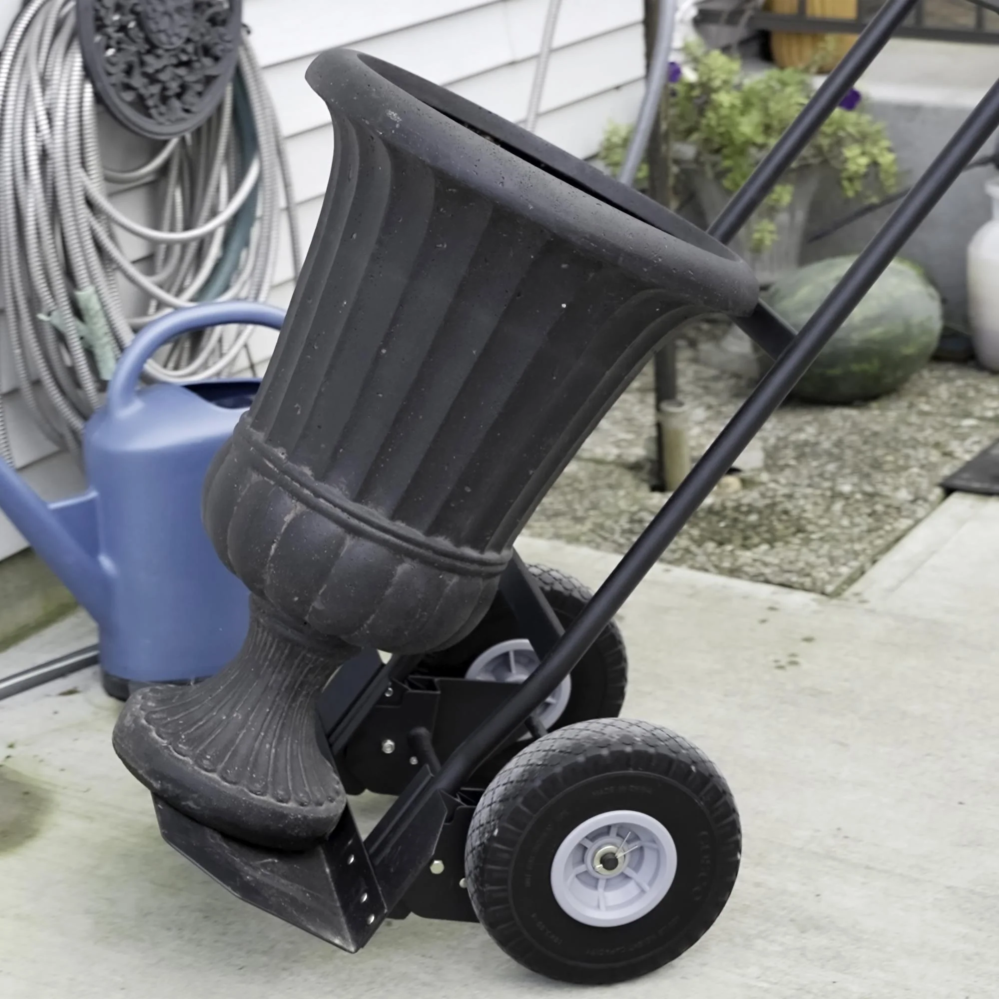 Diable de manutention COSCO Load Assist 2025 avec poignée en P et roues increvables. Capacité de charge : 360 kg