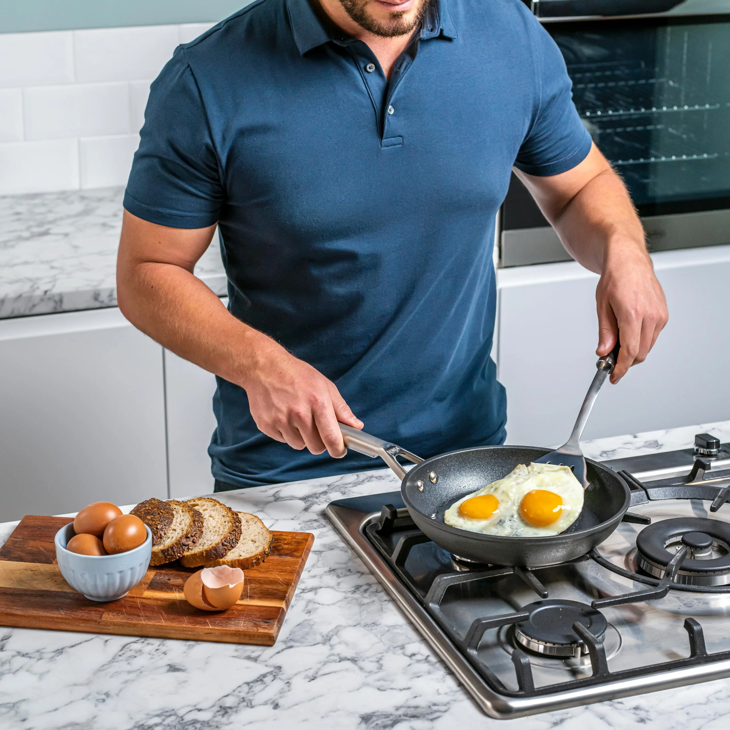 2025 Ninja MAX PRO Airfryer. 6,2 L Sort/Kobber. AF180EUCP + Ninja StaySharp Knivsæt Hvid. K62006EUWH + Ninja Foodi ZEROSTICK 28 cm Stegepande. Grå. C30028EU