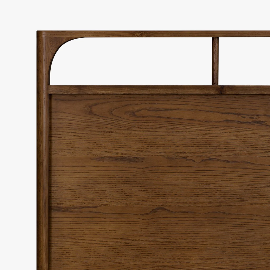 Cali Oak-seng med valnøddebejdsning – naturlig elegance og omhyggelige finish