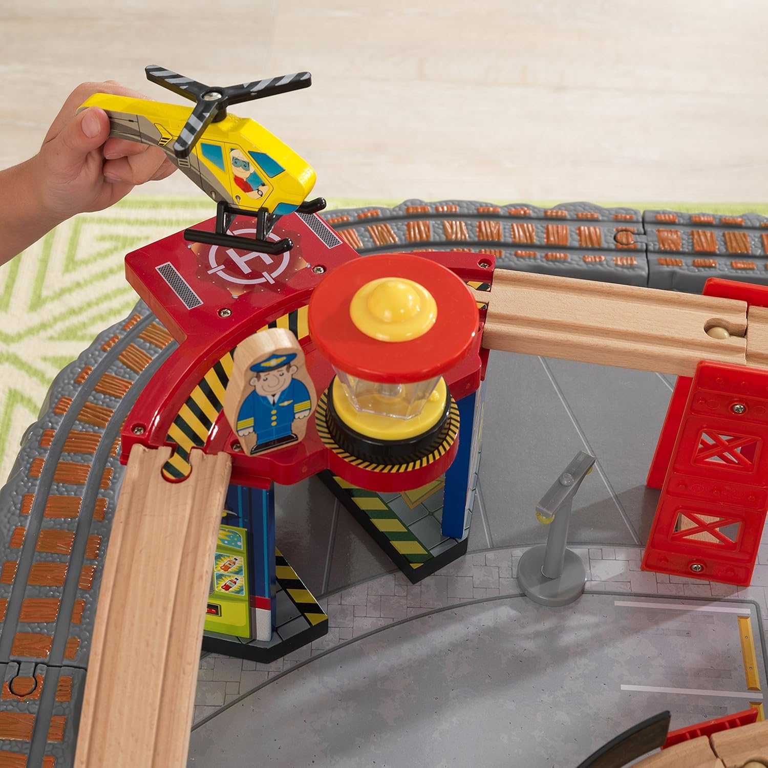 KidKraft Wasserfall-Berg-Holzeisenbahn- und Tischset mit Aufbewahrungsboxen, Eisenbahnstrecke mit Waggons, Hubschrauber und Flugzeugspielzeug für Kinder ab 3 Jahren (17850)