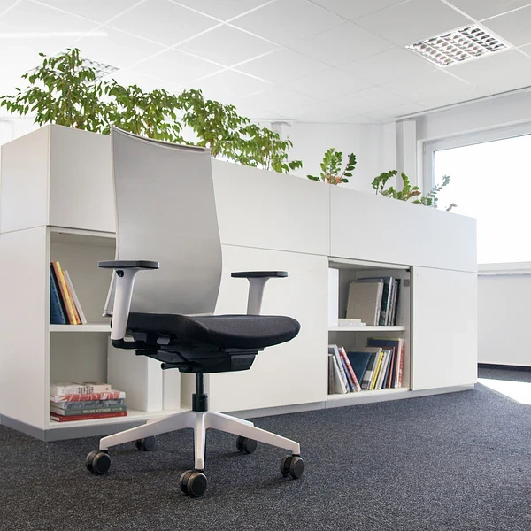 Agilis Matrix MT12 2025 Langsam verstellbarer ergonomischer Bürostuhl mit Netzrückenlehne, Sonderedition, Reines Schwarz