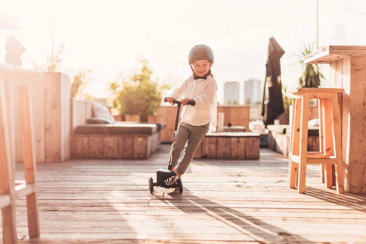 Trottinette Scoot & Ride Highwaykick 2 (modèle 2025) pour enfants de 2 à 5 ans. Avec compartiment de rangement et design antidérapant.