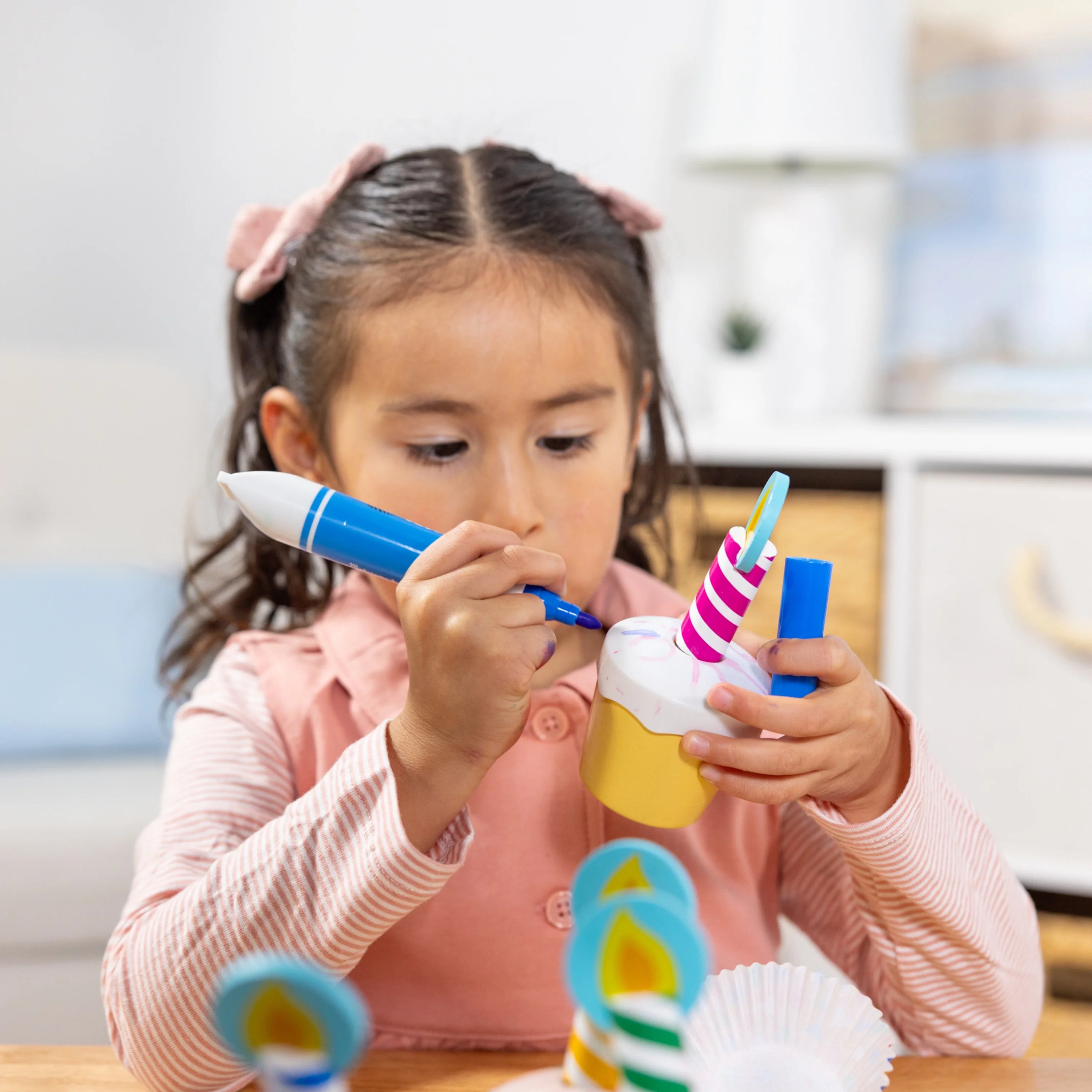 Melissa & Doug Coffret de décoration et de pâtisserie en bois pour cupcakes – Certifié FSC