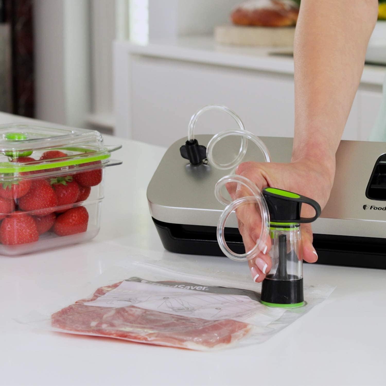 FoodSaver Elite All-in-One Vakuumiergerät für Flüssigkeiten und mehr | Lebensmittel bis zu 5x frischer* | Flüssigkeitsvakuumierung | 1 Rolle (28 x 244 cm) und 4 Vakuumbeutel (3,78 l & 3,78 l)