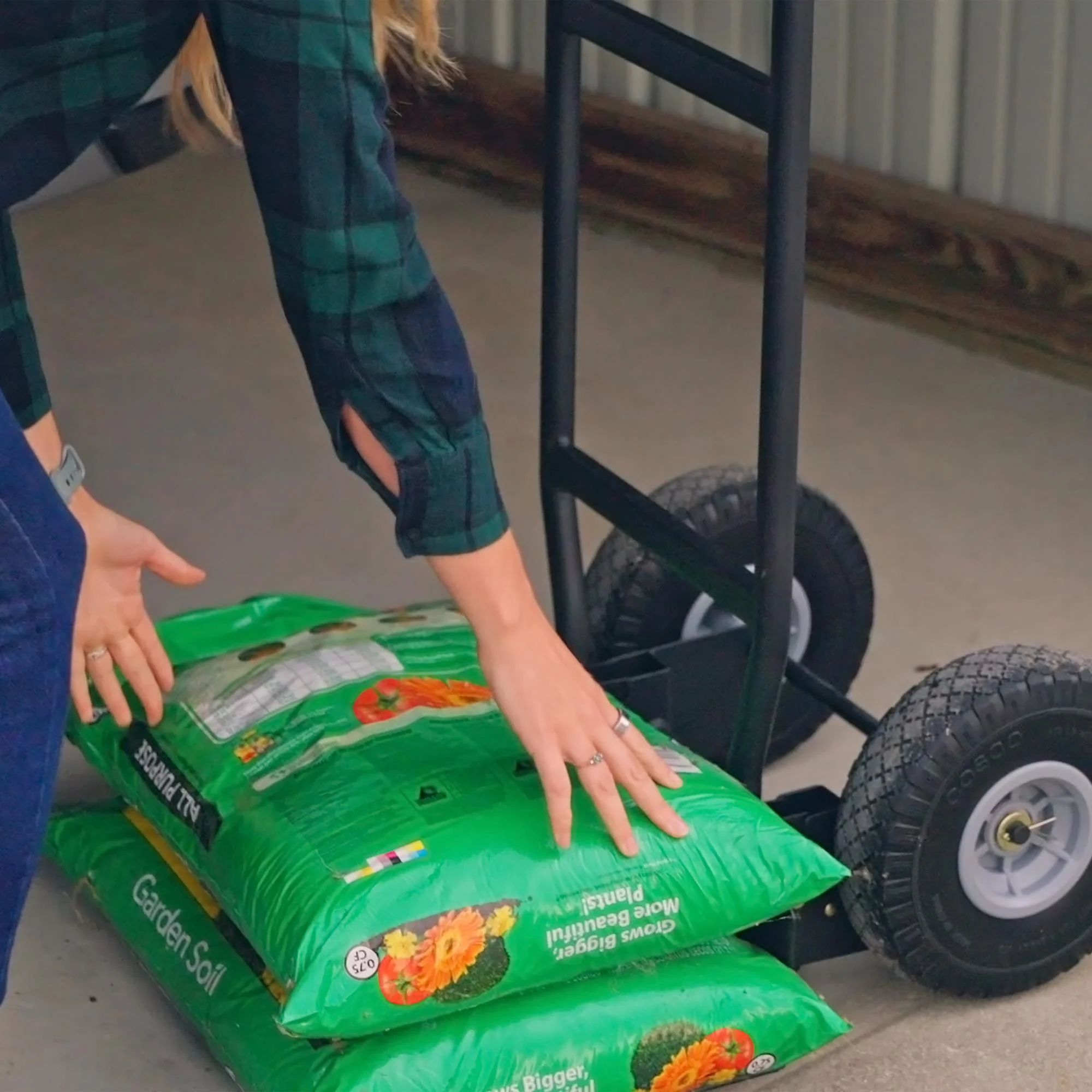 Diable de manutention COSCO Load Assist 2025 avec poignée en P et roues increvables. Capacité de charge : 360 kg