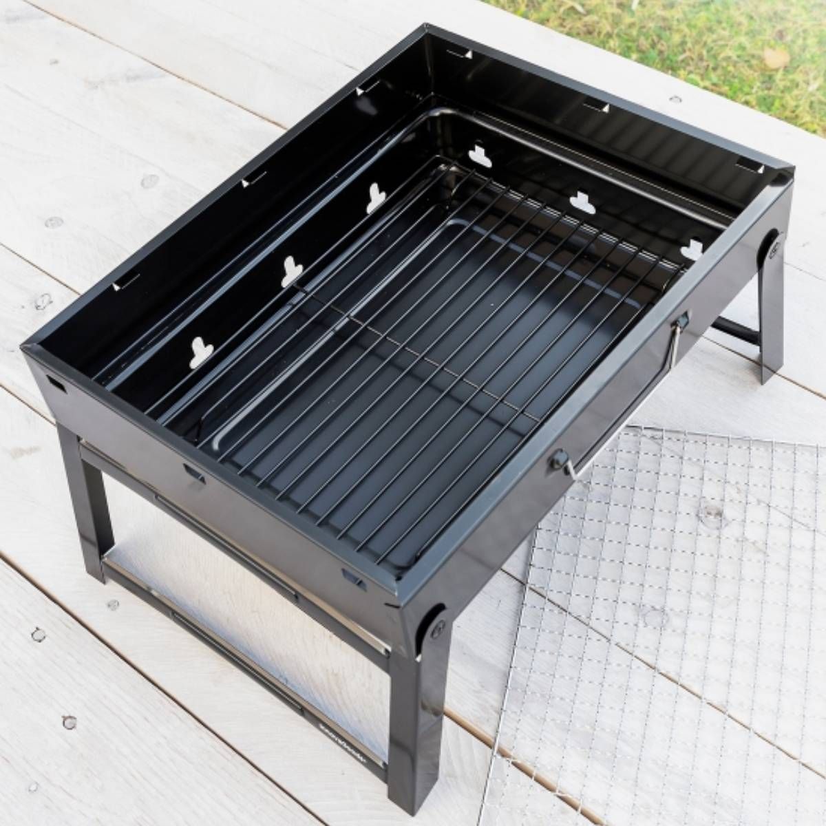 Innovagoods Tragbarer, faltbarer Holzkohlegrill 35x27cm 2 Personen (Eisen)