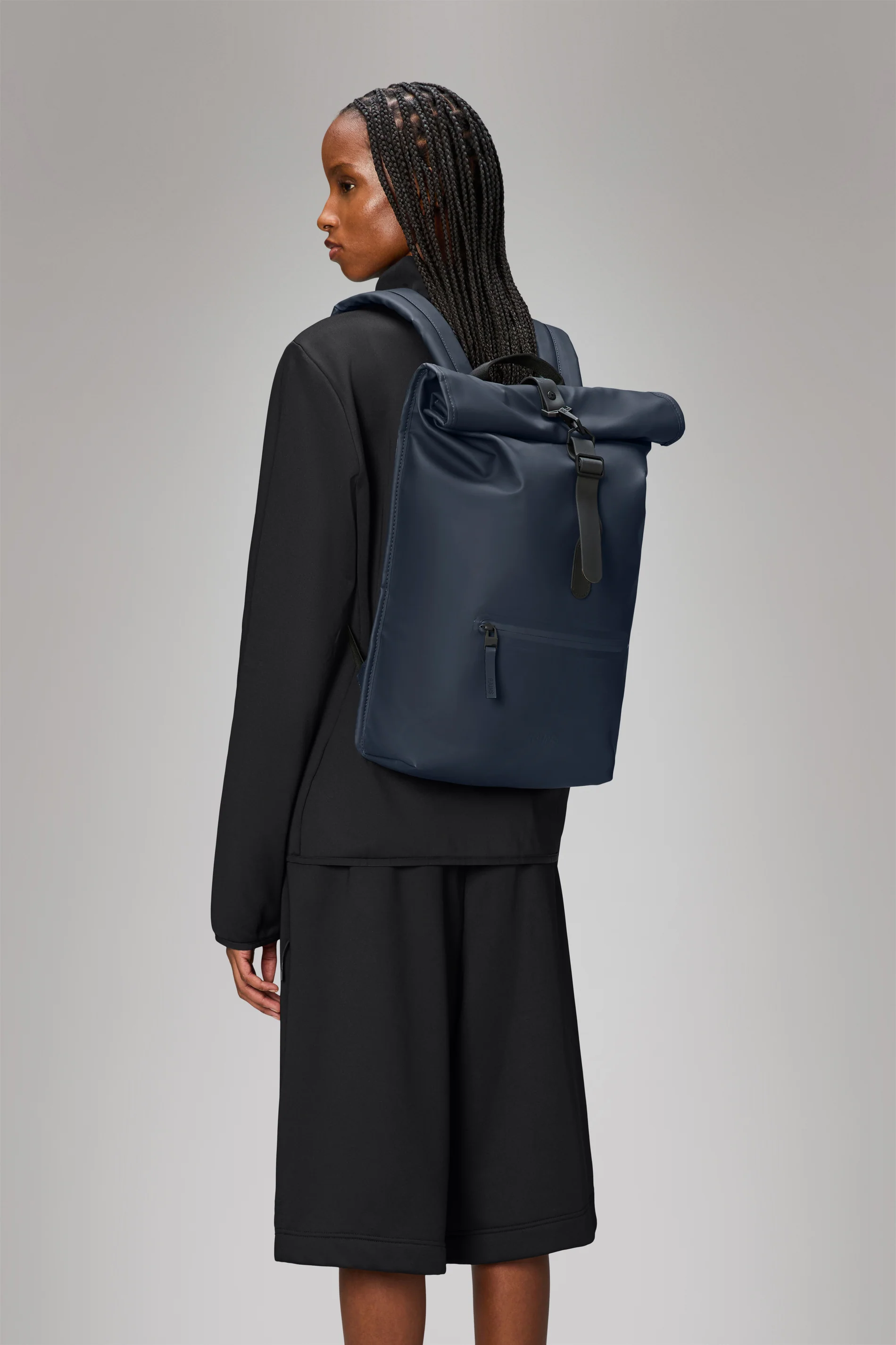 2025 Rolltop-rygsæk – Vandtæt urban rygsæk med roll-top-lukning. Siderum til laptop og sikker brystrem