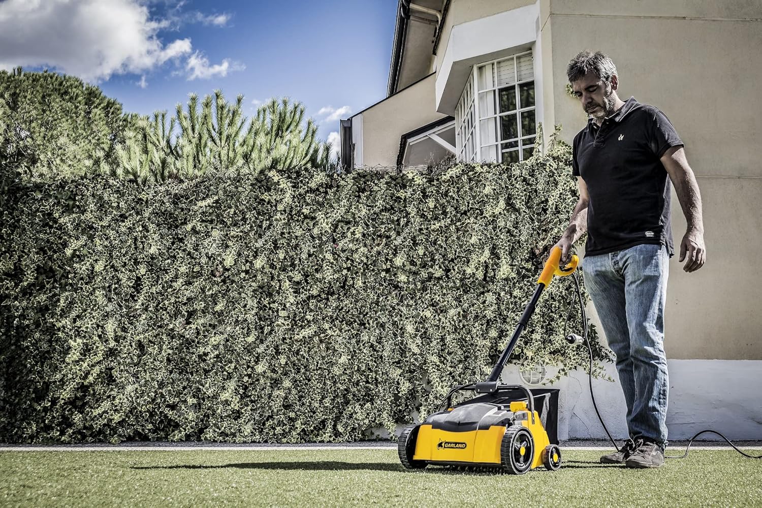 Garland Roll&Comb 502E-V19 - Elektrisk kunstgræsfejer/kammaskine med stikkontakt - 1.600 W effekt, 15,6 kg vægt, 40 cm arbejdsbredde med justerbar højde. 40 L opsamlingspose. Velegnet til overflader op til 350 m².