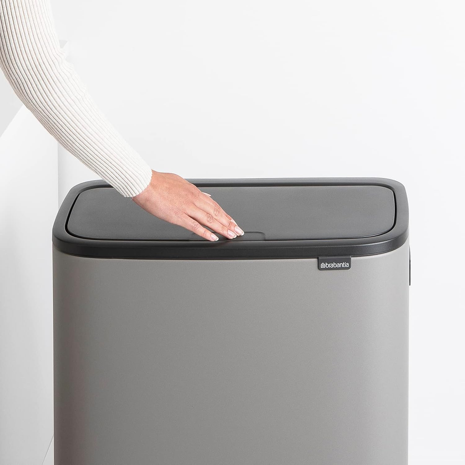 Brabantia Bo Hi Touch Ein-Knopf-Öffnungsmechanismus, 2 x 30-Liter-Abfalleimer mit Füßen, weiß