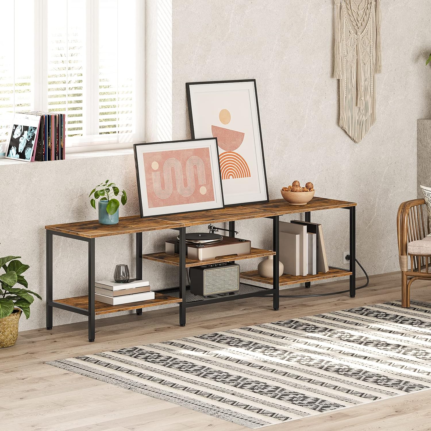 TV-Ständer mit integrierten Steckdosen für Fernseher bis zu 75 Zoll, Konsolentisch mit offenen Regalen, Entertainment-Center im Industrial-Stil für Wohn- oder Schlafzimmer, Rustikales Braun und Schwarz BF60DS01