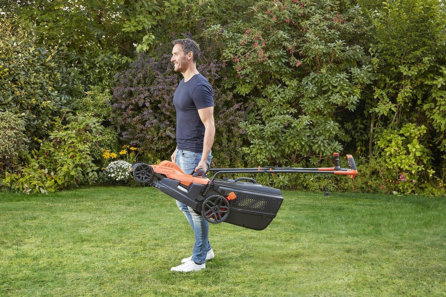 BLACK+DECKER Fahrrad-Rasenmäher, 1600 W, 38 cm Schnittbreite, E-Antrieb, EdgeMax und SoftTouch, 6 Schnitthöhen, 45-Liter-Fangbehälter, BEMW471BH