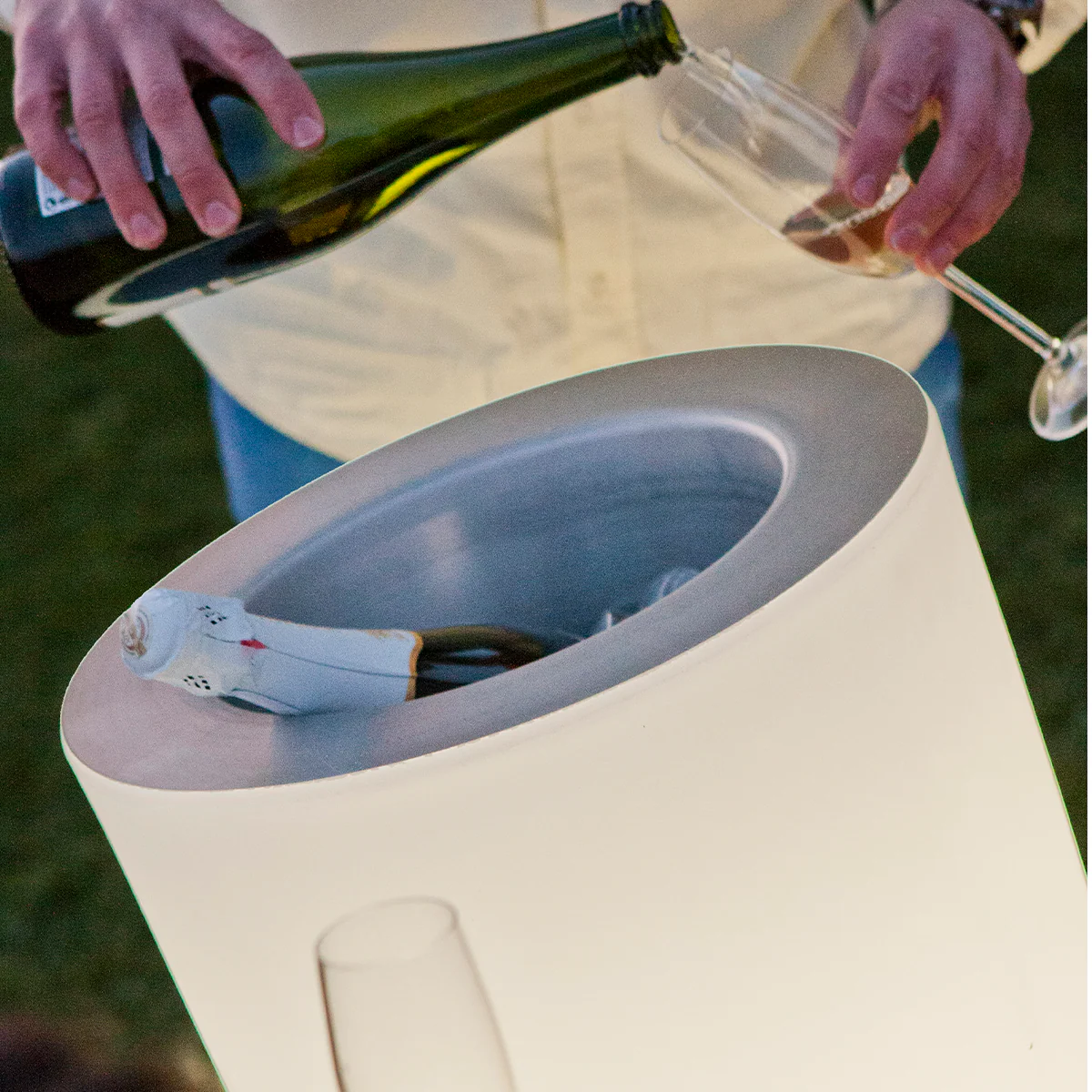 Beleuchtetes Weinregal aus Holz