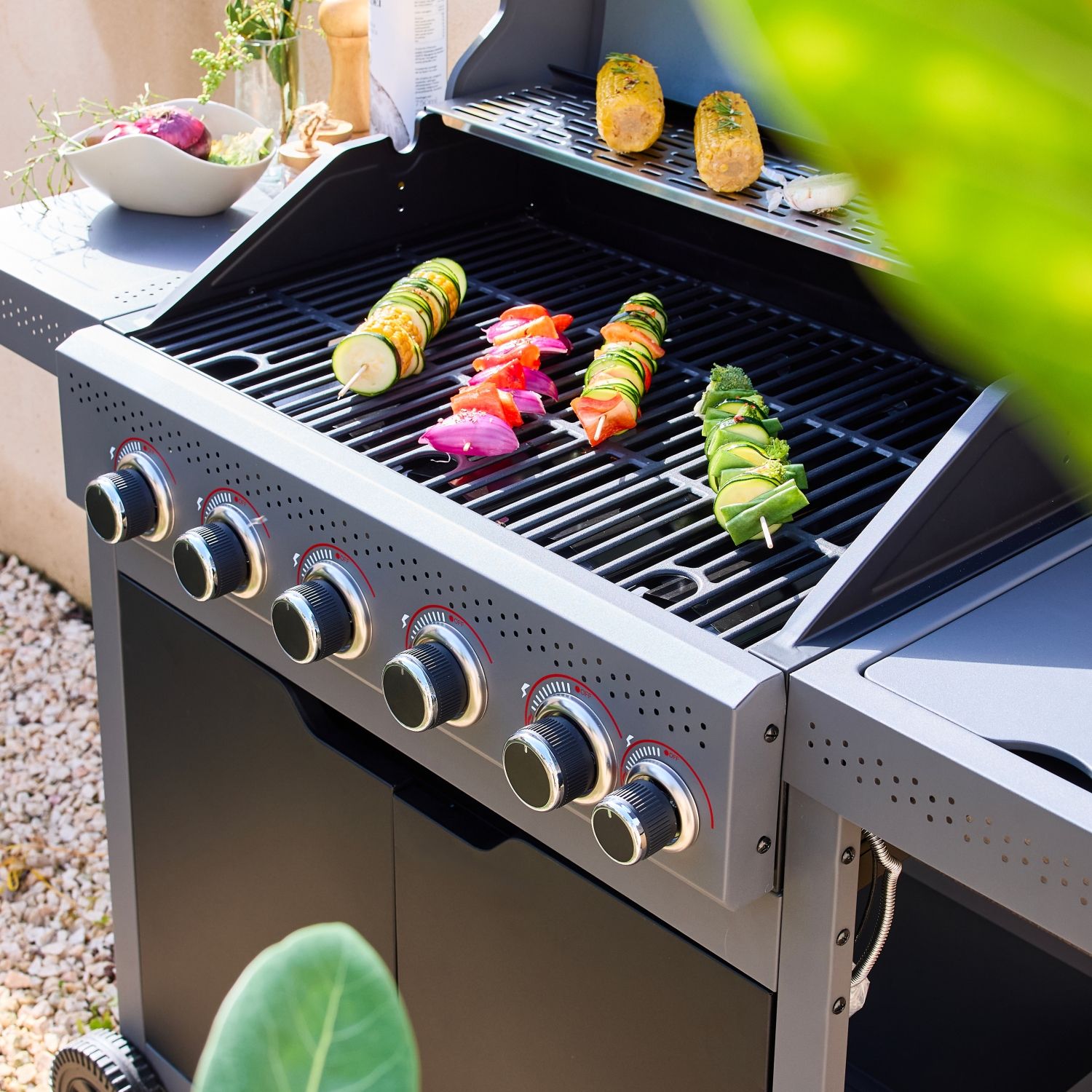 Gasgrill mit 5 Brennern + 1 Seitenbrenner, Schwarz