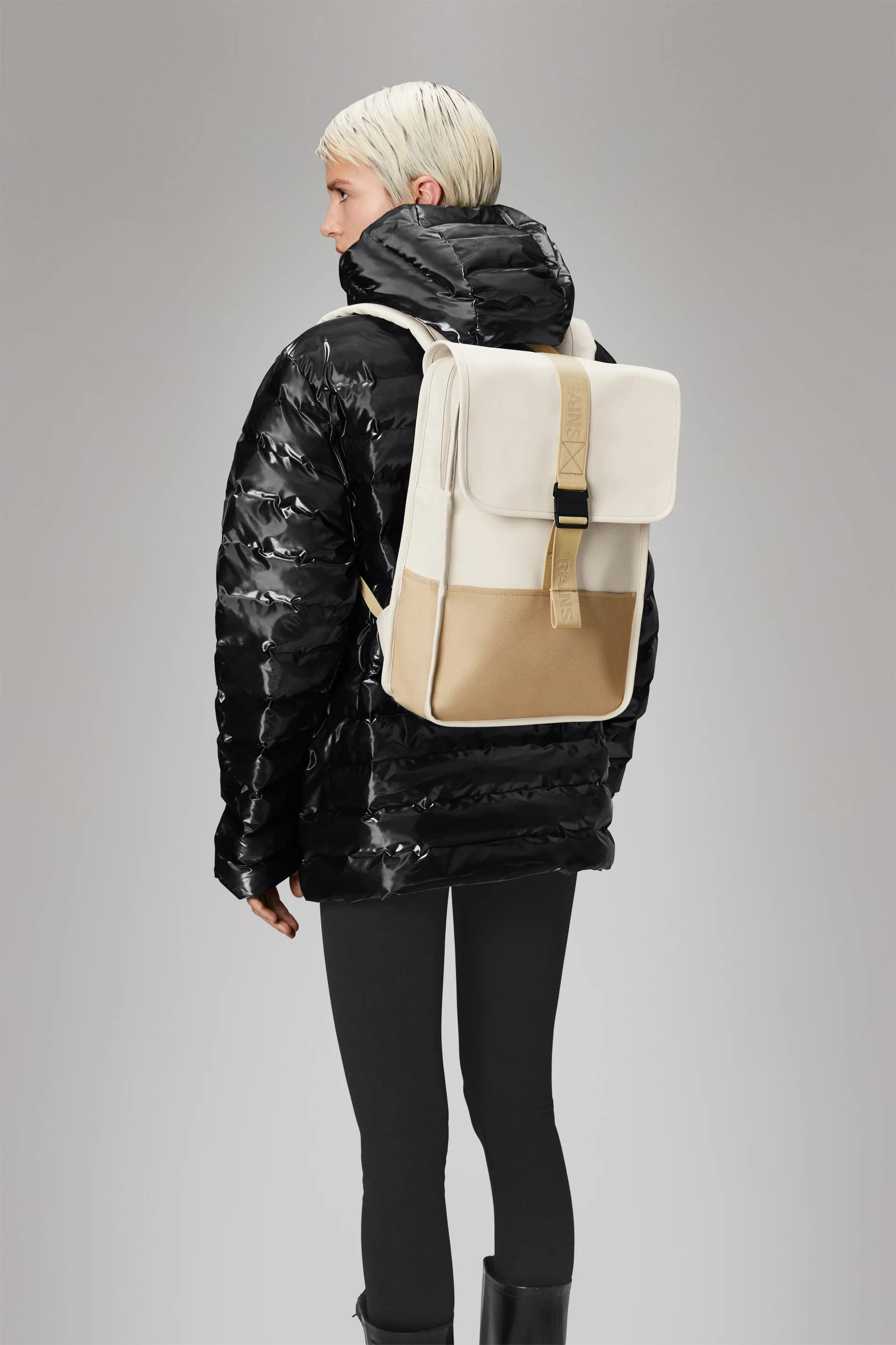 2025 Trail Backpack Mini – Vandafvisende dagrygsæk (15) med klap og gummispænde – PU-stof – Polstret laptoprum