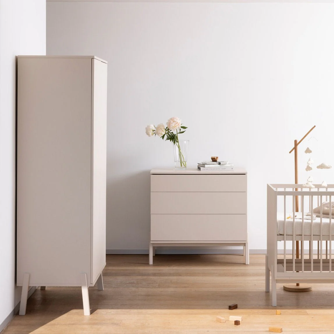 2025 Quax Ashi Tremmeseng – 60x120 cm | Justerbar i 3 højder | FSC-certificeret bøgetræ | Grå farve | Med lamelbund. Madras medfølger ikke.