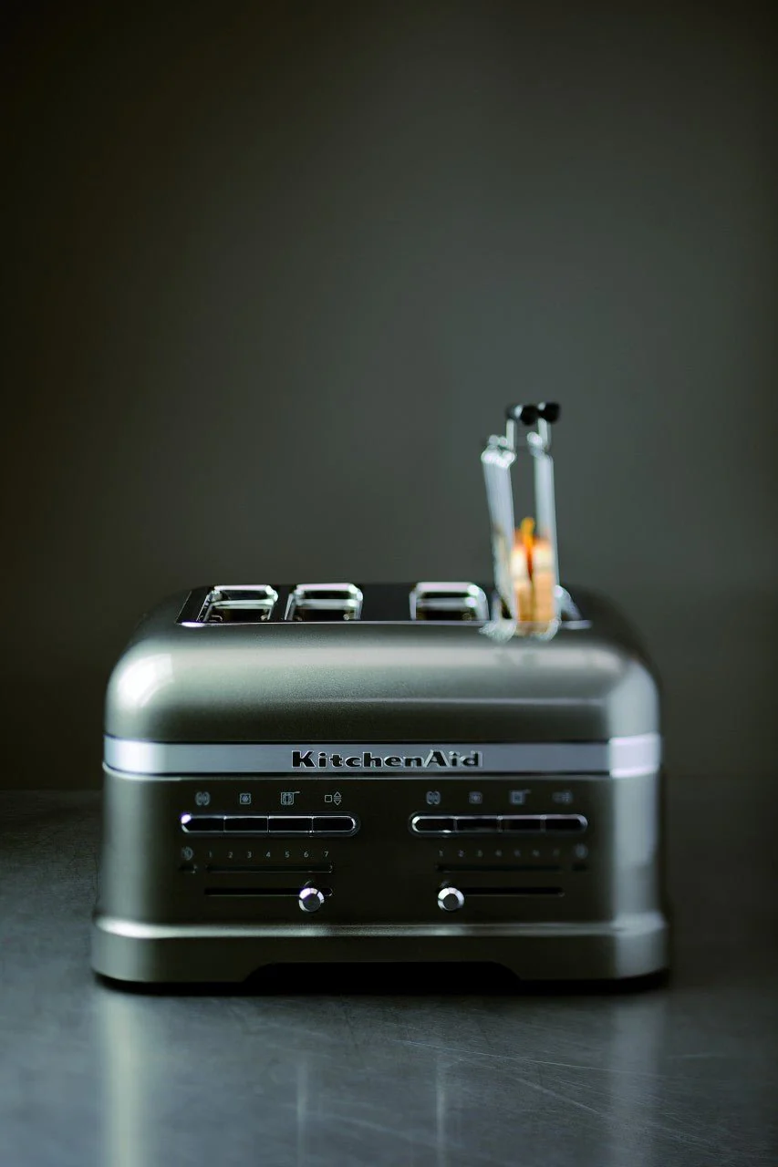 2025 KitchenAid 5KMT4205 Artisan-brødrister med 4 riller