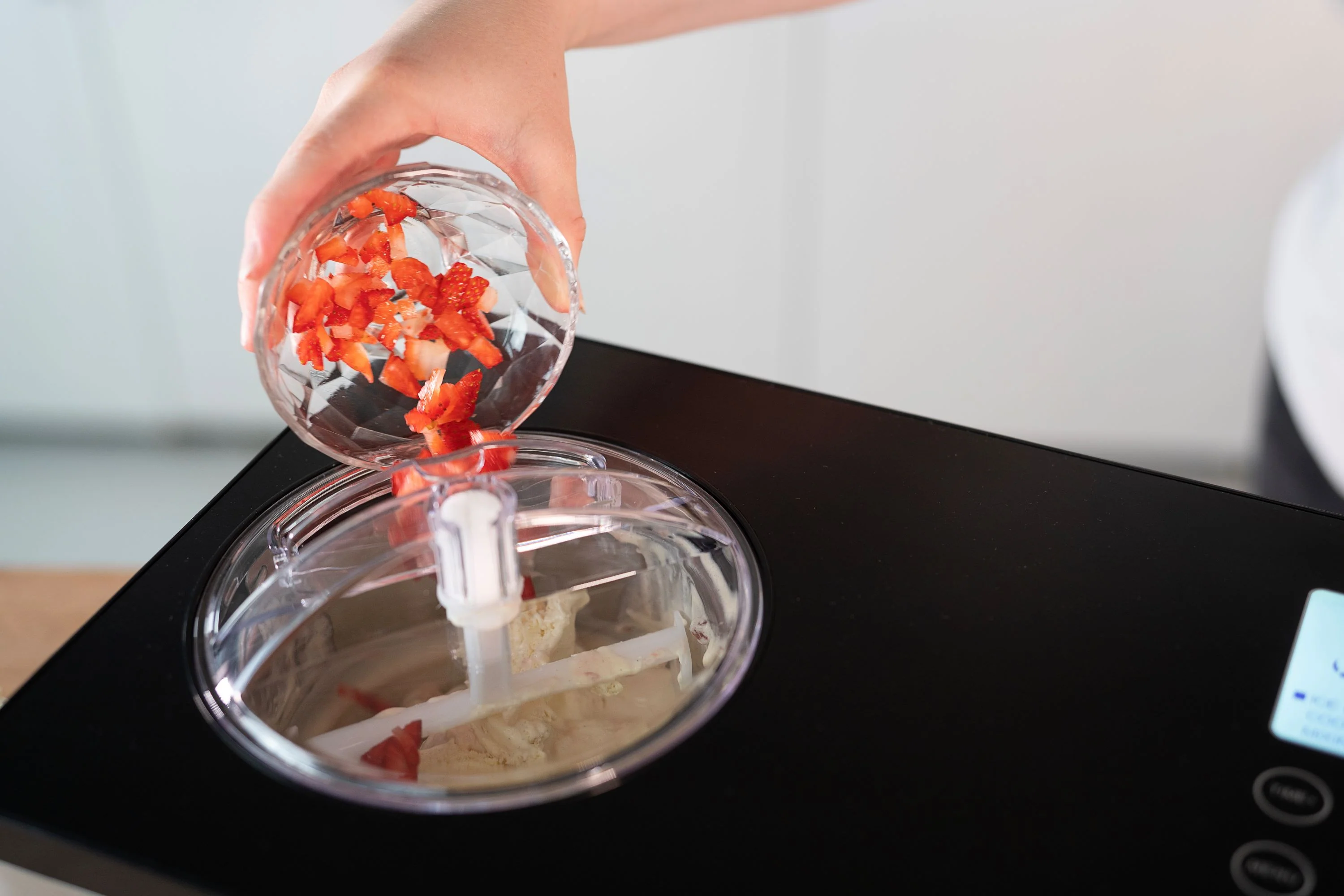 Gusto Eiswürfelbereiter 2025 – 2 Liter Fassungsvermögen mit integriertem Kompressor