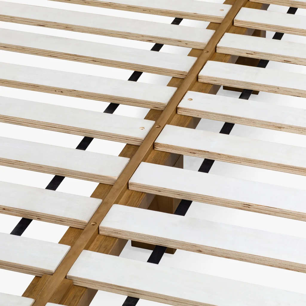 Cali Oak-seng med valnøddebejdsning – naturlig elegance og omhyggelige finish