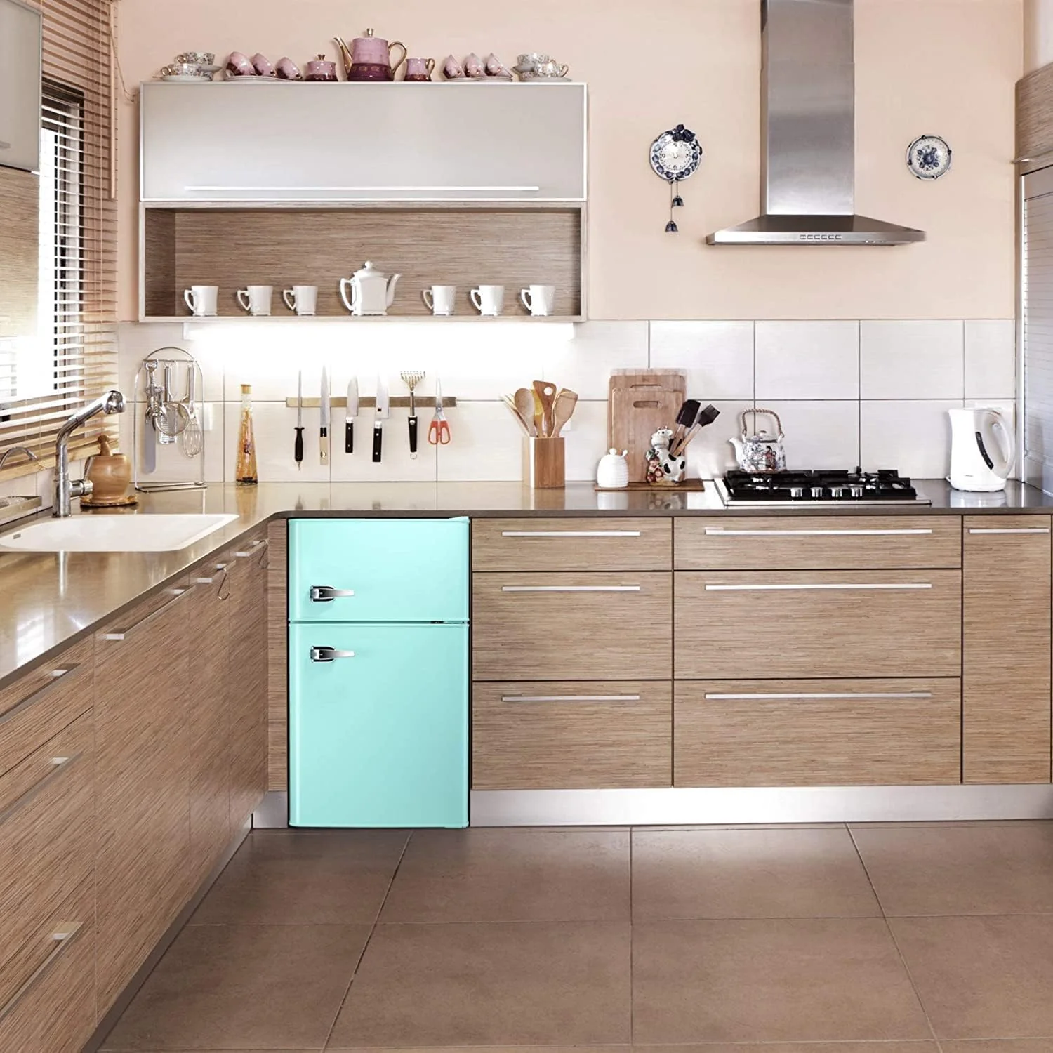 Kompaktkühlschrank Antarctic Star 2025 mit separatem Gefrierfach. Minikühlschrank mit Doppeltür. Verstellbare und herausnehmbare Ablagen. Retro-Design in Edelstahl. Für Wohnzimmer, Küche, Schlafzimmer oder Büro. 90 Liter Nutzinhalt. Farbe: Grün.