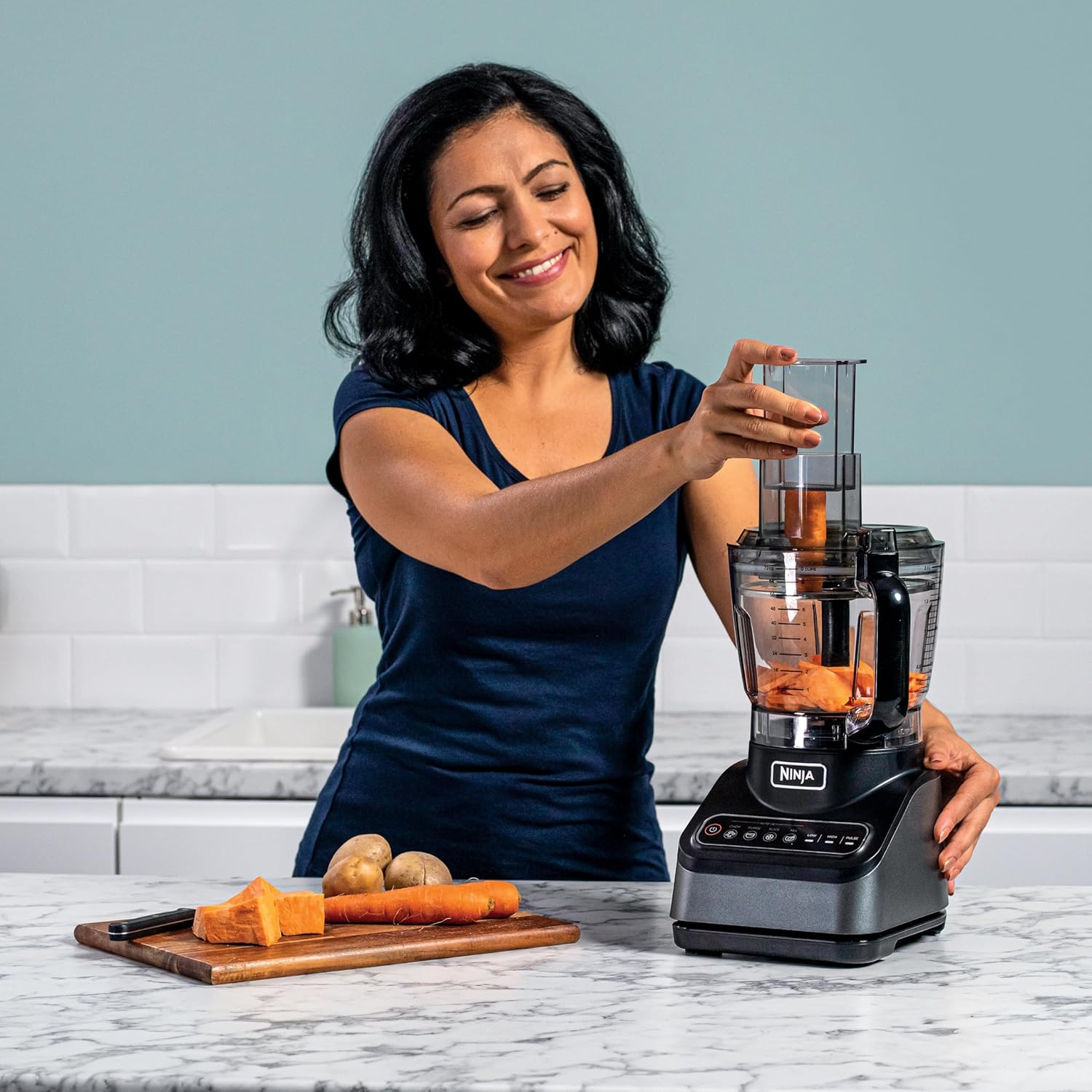 Ninja BN750EU 2-in-1-Standmixer – 1200 W, 3 Automatikprogramme, 4 manuelle Einstellungen, Auto-iQ-Technologie, 2,1-Liter-Behälter und 700-ml-Messbecher, spülmaschinenfeste Teile – Schwarz/Silber