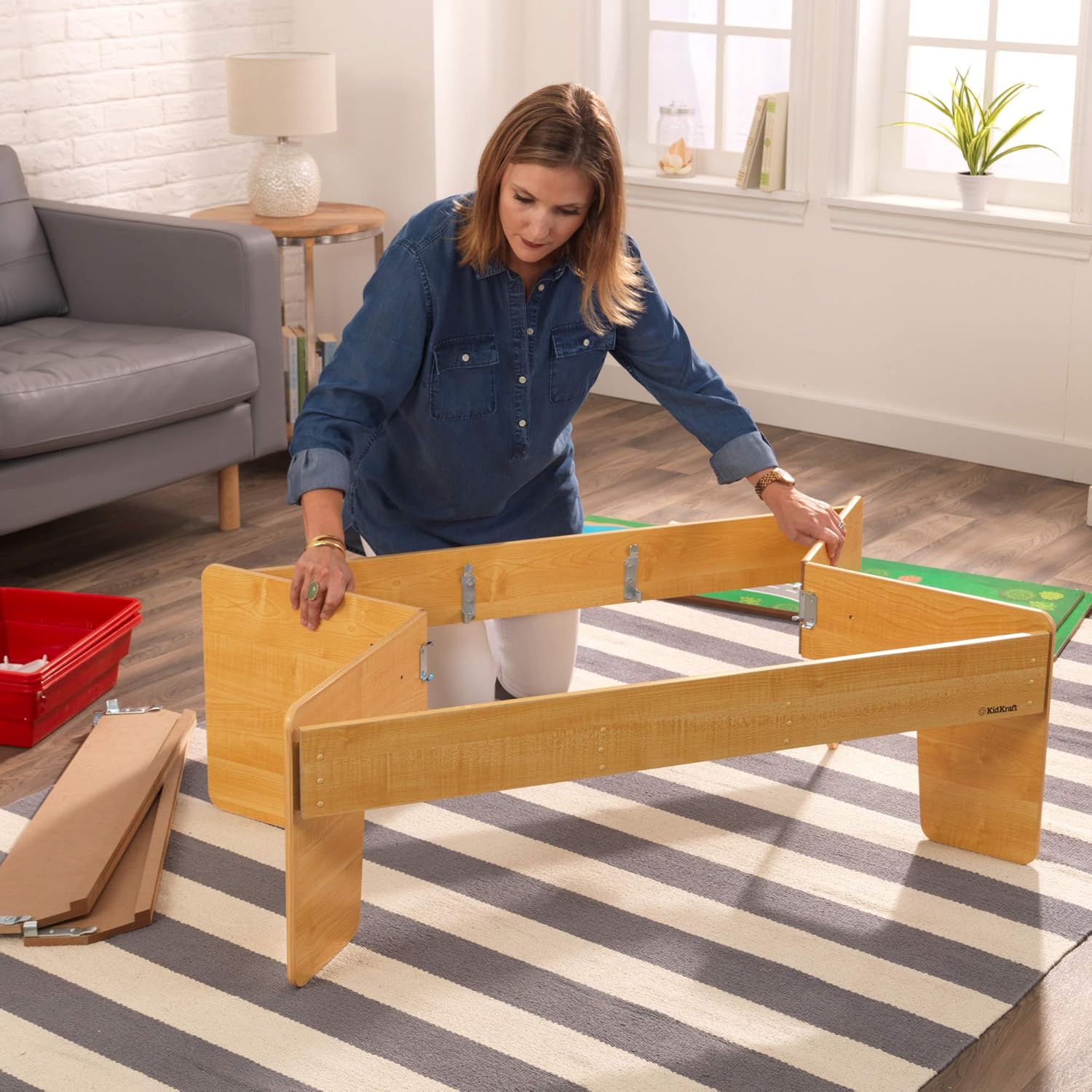 KidKraft Wasserfall-Berg-Holzeisenbahn- und Tischset mit Aufbewahrungsboxen, Eisenbahnstrecke mit Waggons, Hubschrauber und Flugzeugspielzeug für Kinder ab 3 Jahren (17850)