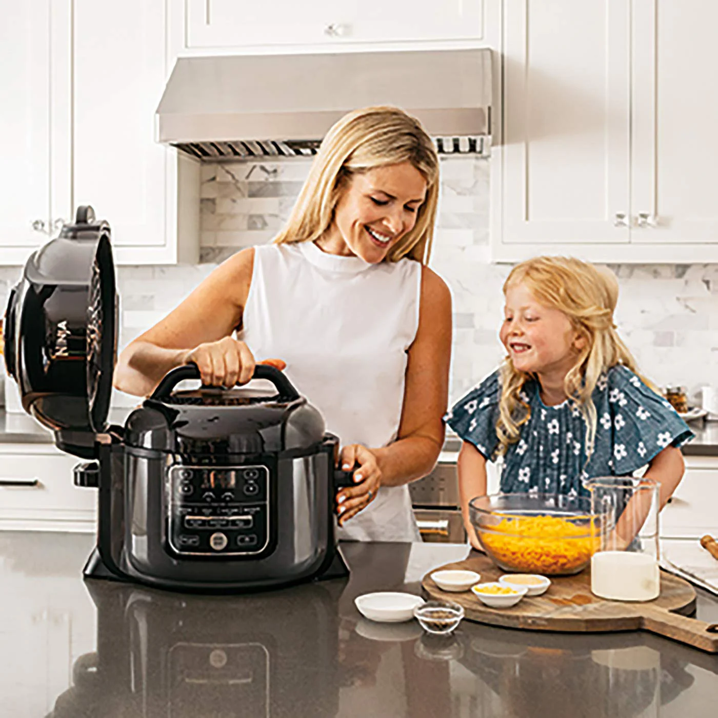 Ninja Foodi Multifunktionskocher (OP300UK) – Modelljahr 2025. 7-in-1-Funktion. 6 Liter Fassungsvermögen. Elektrischer Schnellkochtopf und Heißluftfritteuse. Grau und Schwarz.