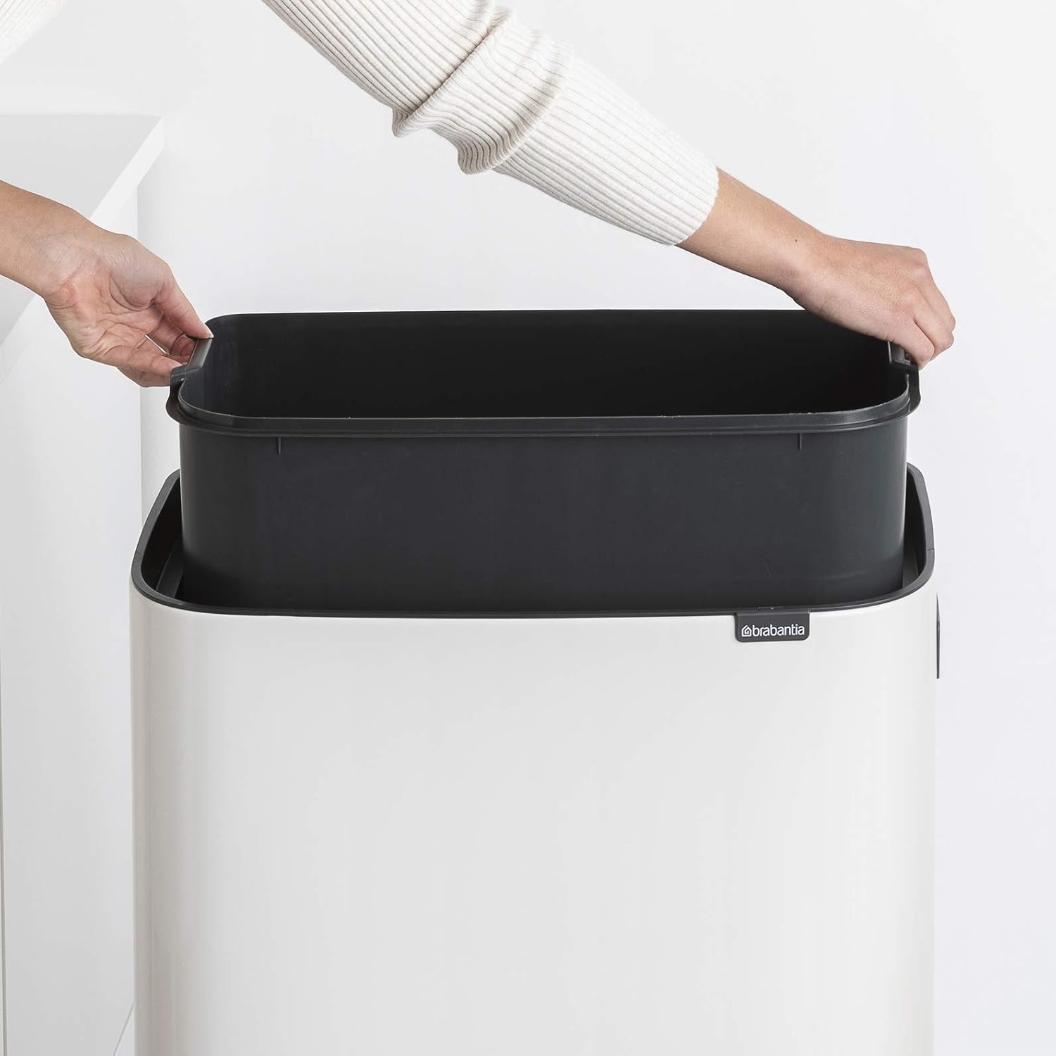 Brabantia Bo Hi Touch Ein-Knopf-Öffnungsmechanismus, 2 x 30-Liter-Abfalleimer mit Füßen, weiß